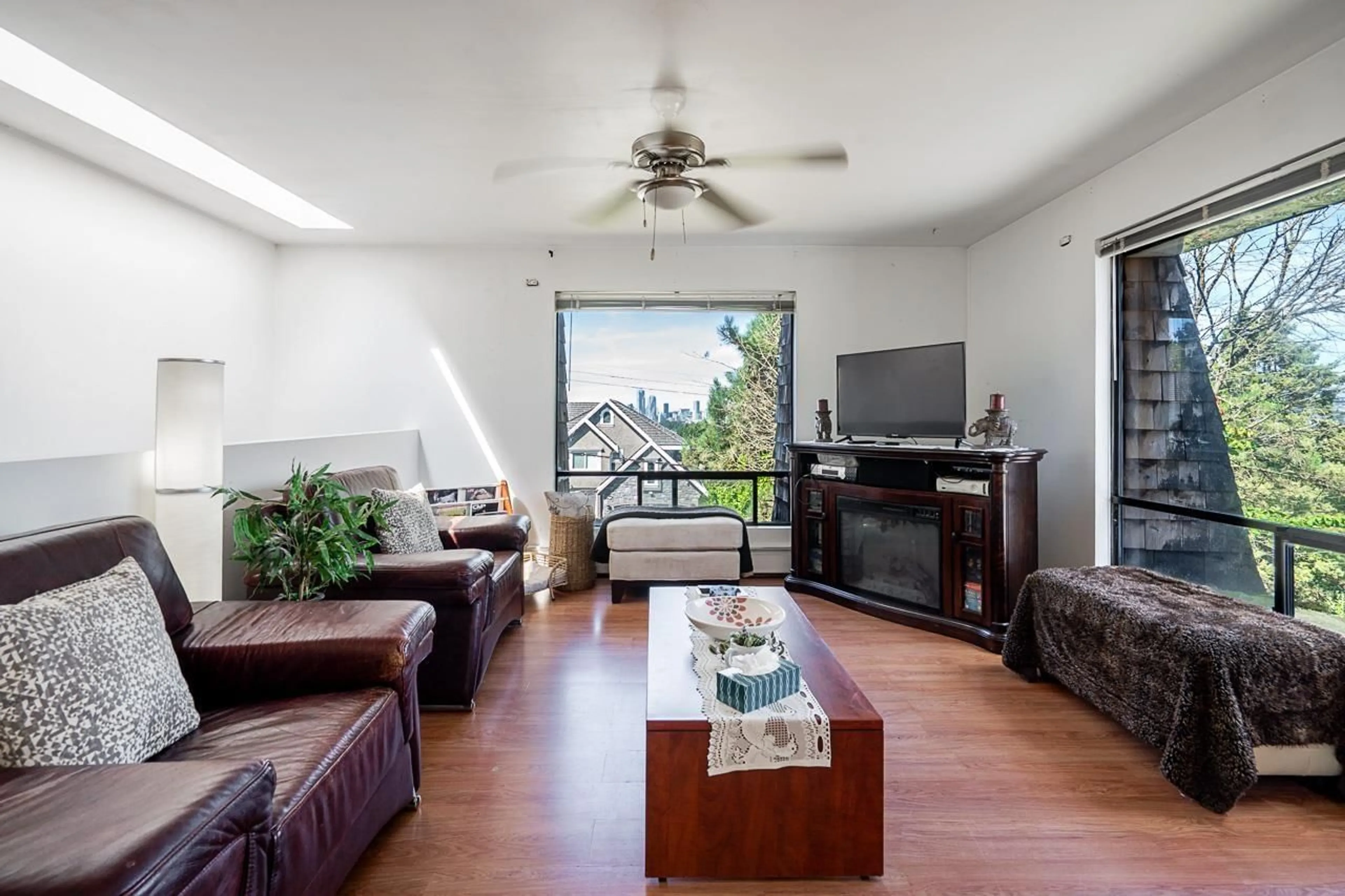 Living room with furniture, unknown for 10956 128A STREET, Surrey British Columbia V3T3G2