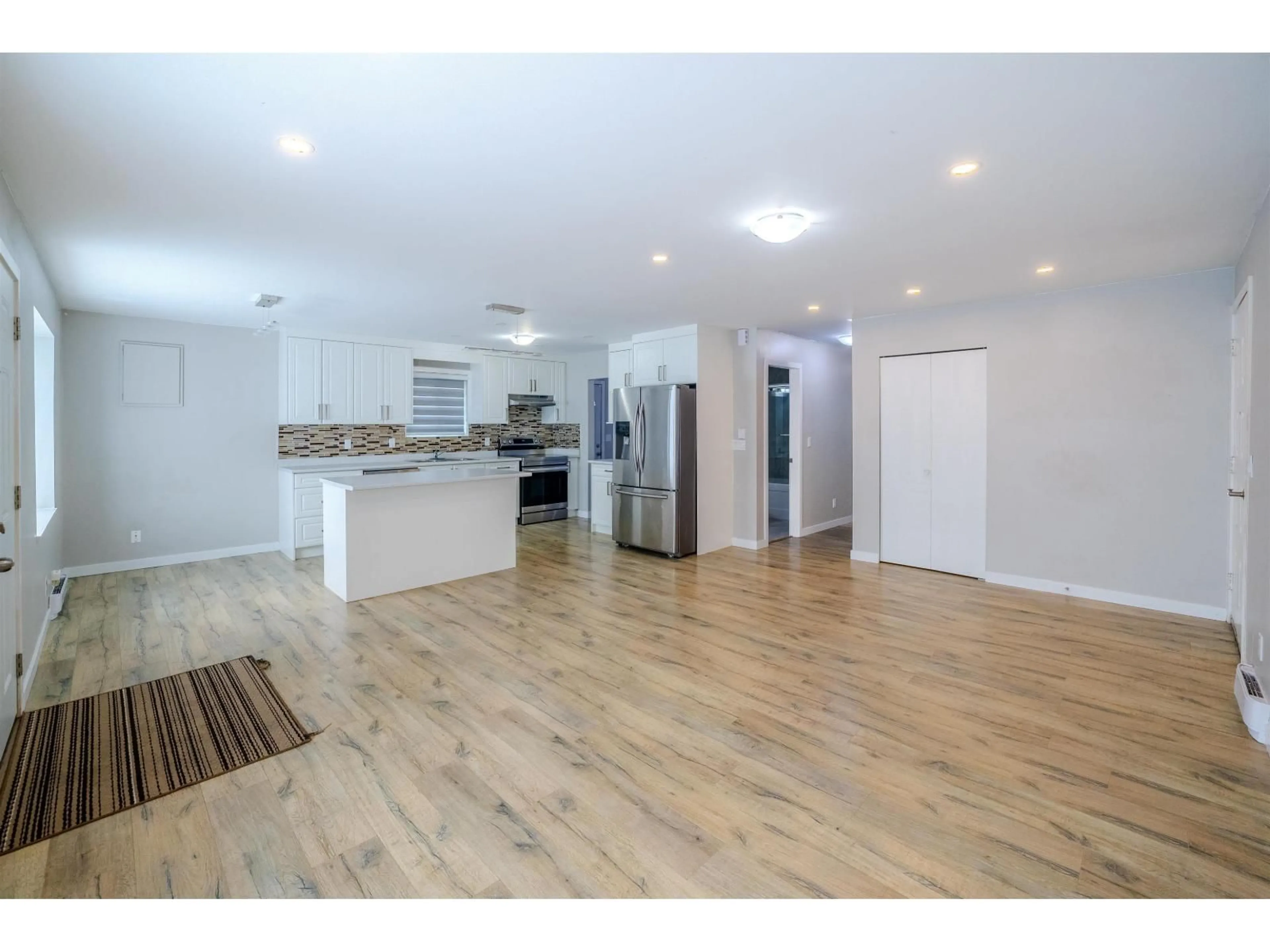 Open concept kitchen, wood/laminate floor for 32565 GEORGE FERGUSON WAY, Abbotsford British Columbia V2T4C8