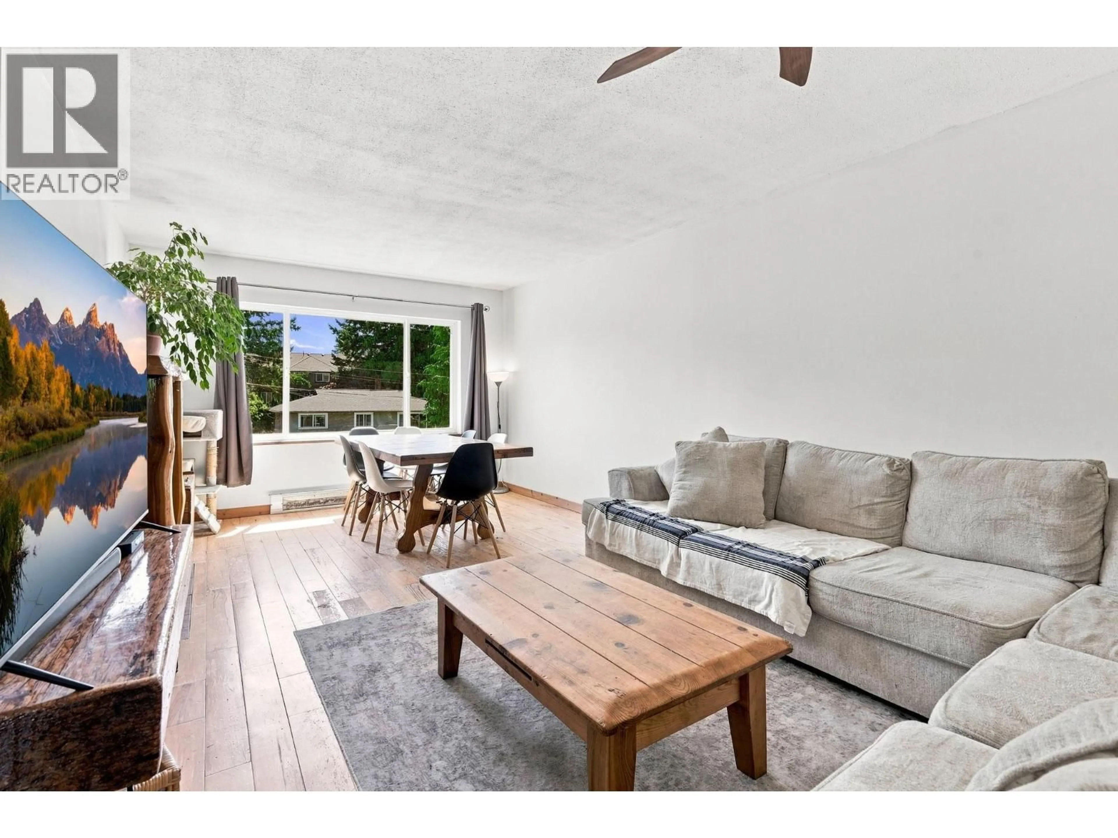 Living room with furniture, wood/laminate floor for 1771 HARRIS ROAD, Squamish British Columbia V0N3G0