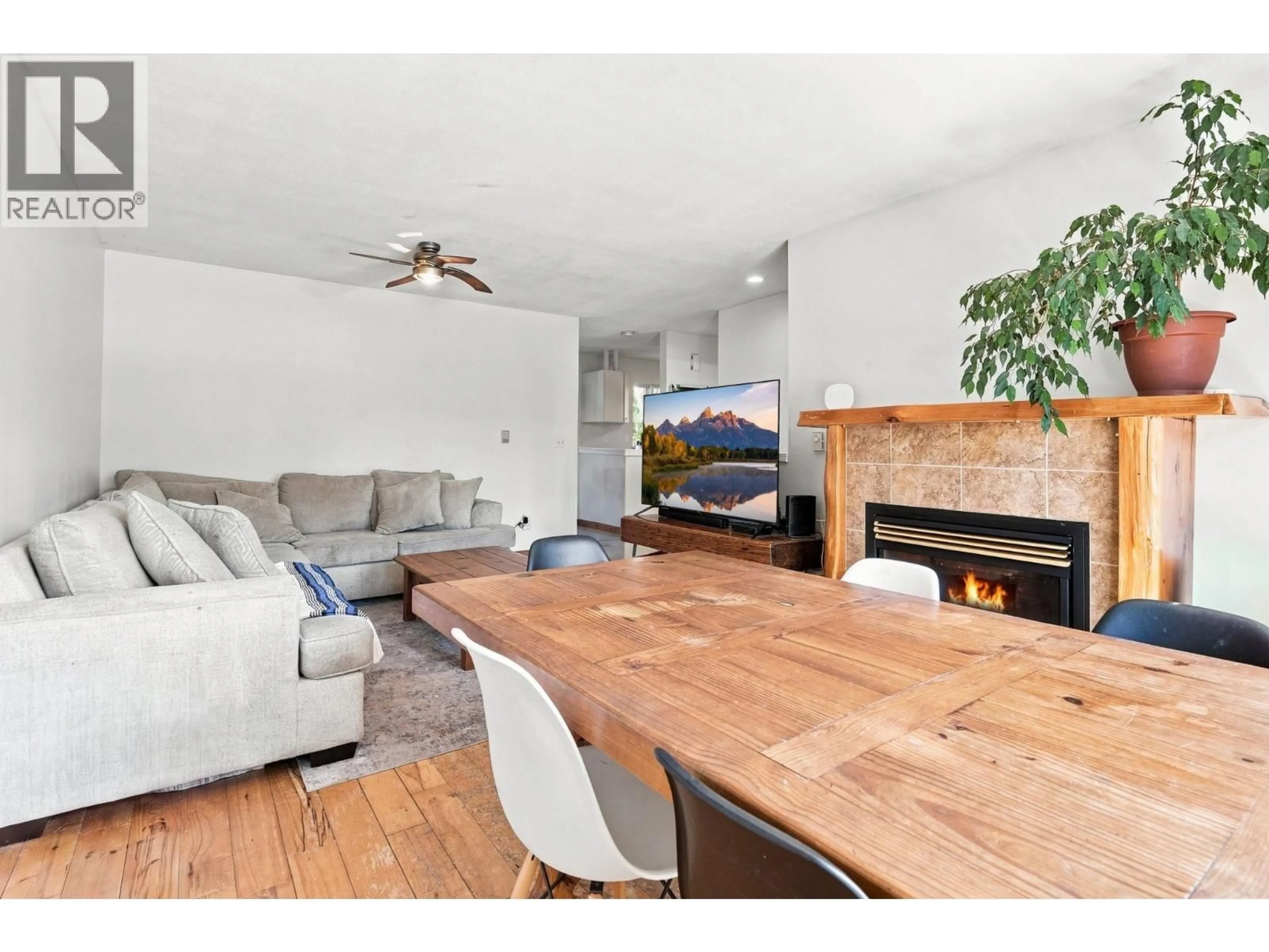 Living room with furniture, wood/laminate floor for 1771 HARRIS ROAD, Squamish British Columbia V0N3G0