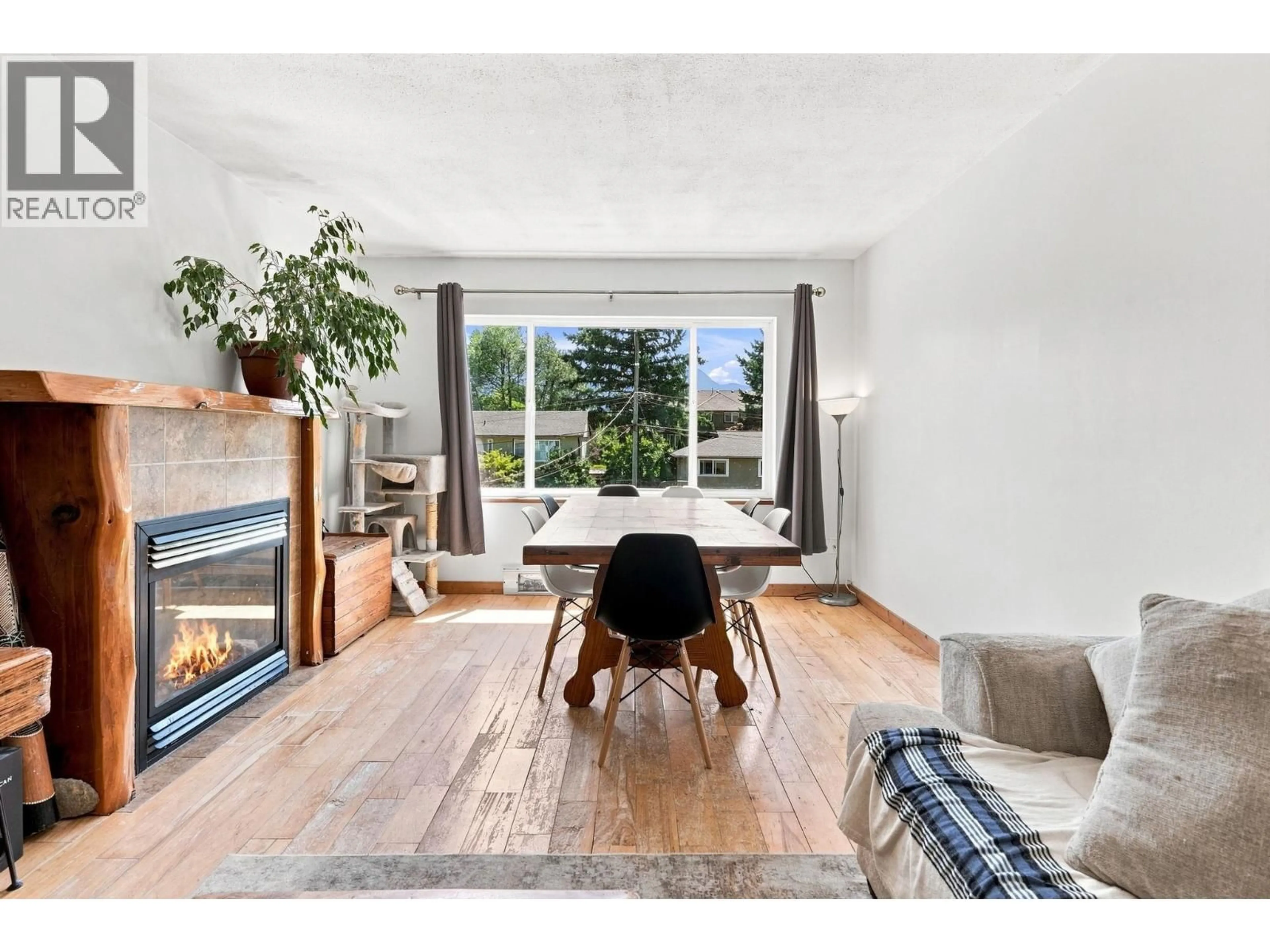 Living room with furniture, wood/laminate floor for 1771 HARRIS ROAD, Squamish British Columbia V0N3G0