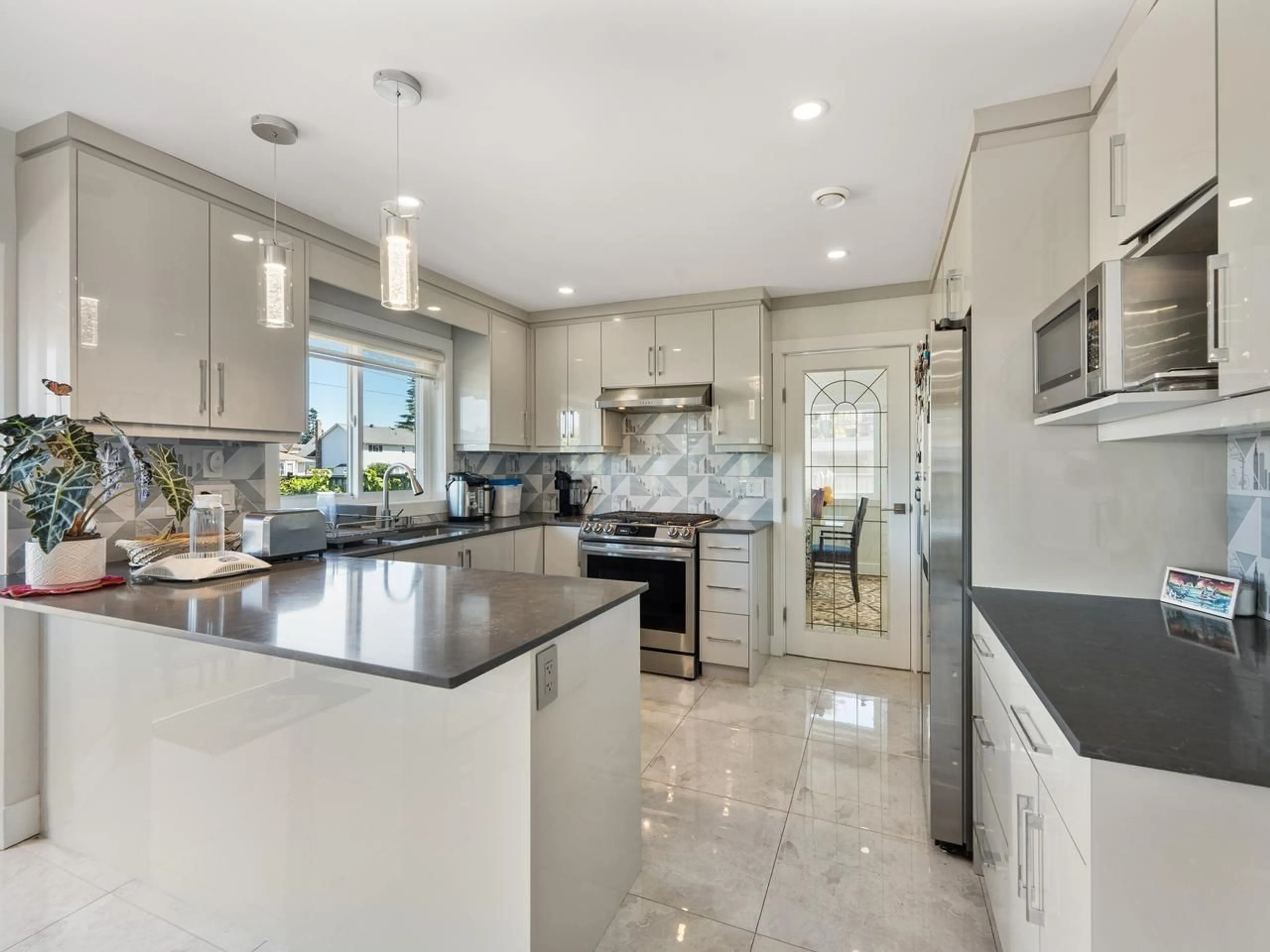 Contemporary kitchen, ceramic/tile floor for 15271 95 AVENUE, Surrey British Columbia V3R9C5