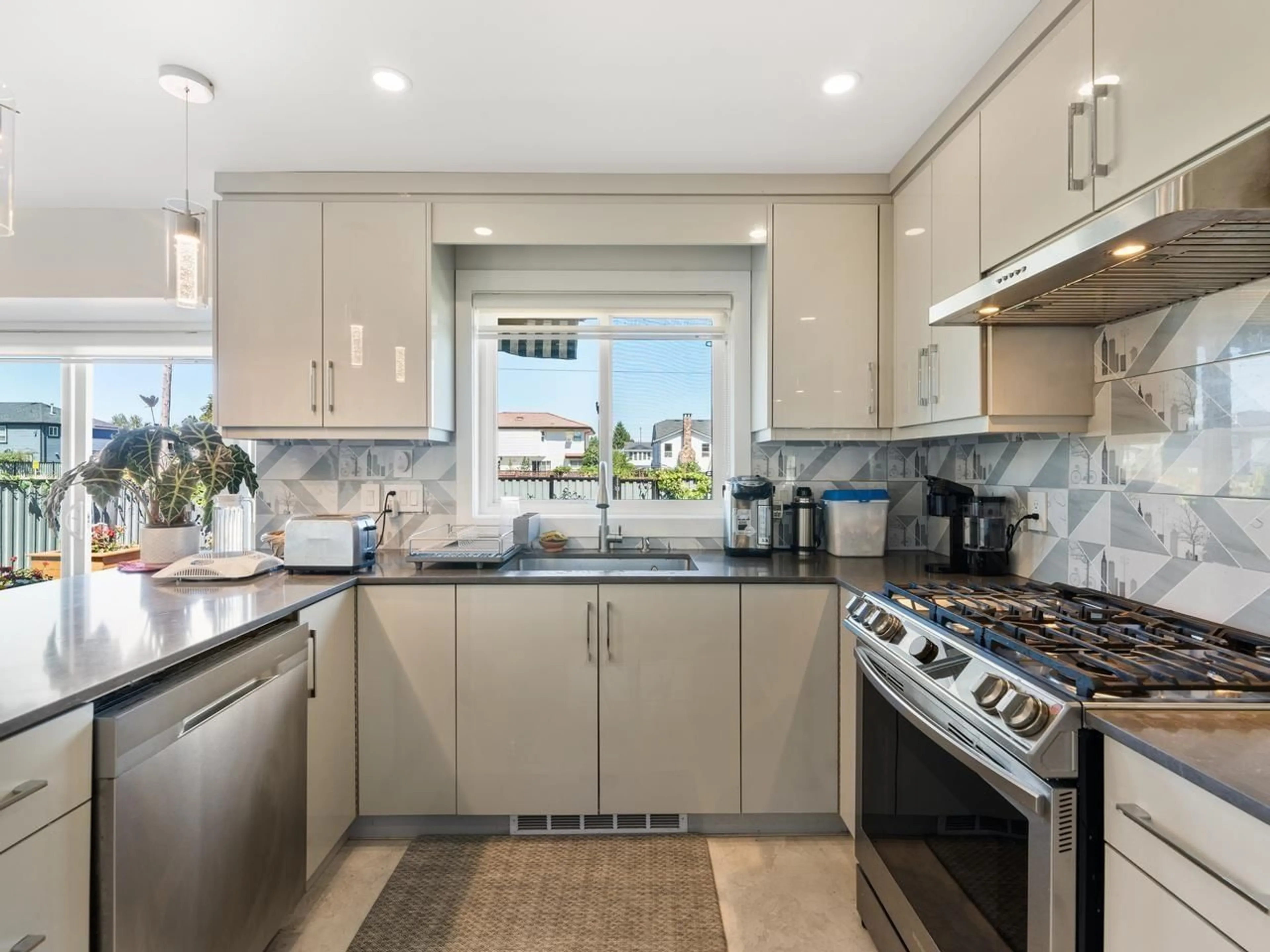 Unknown for 15271 95 AVENUE, Surrey British Columbia V3R9C5