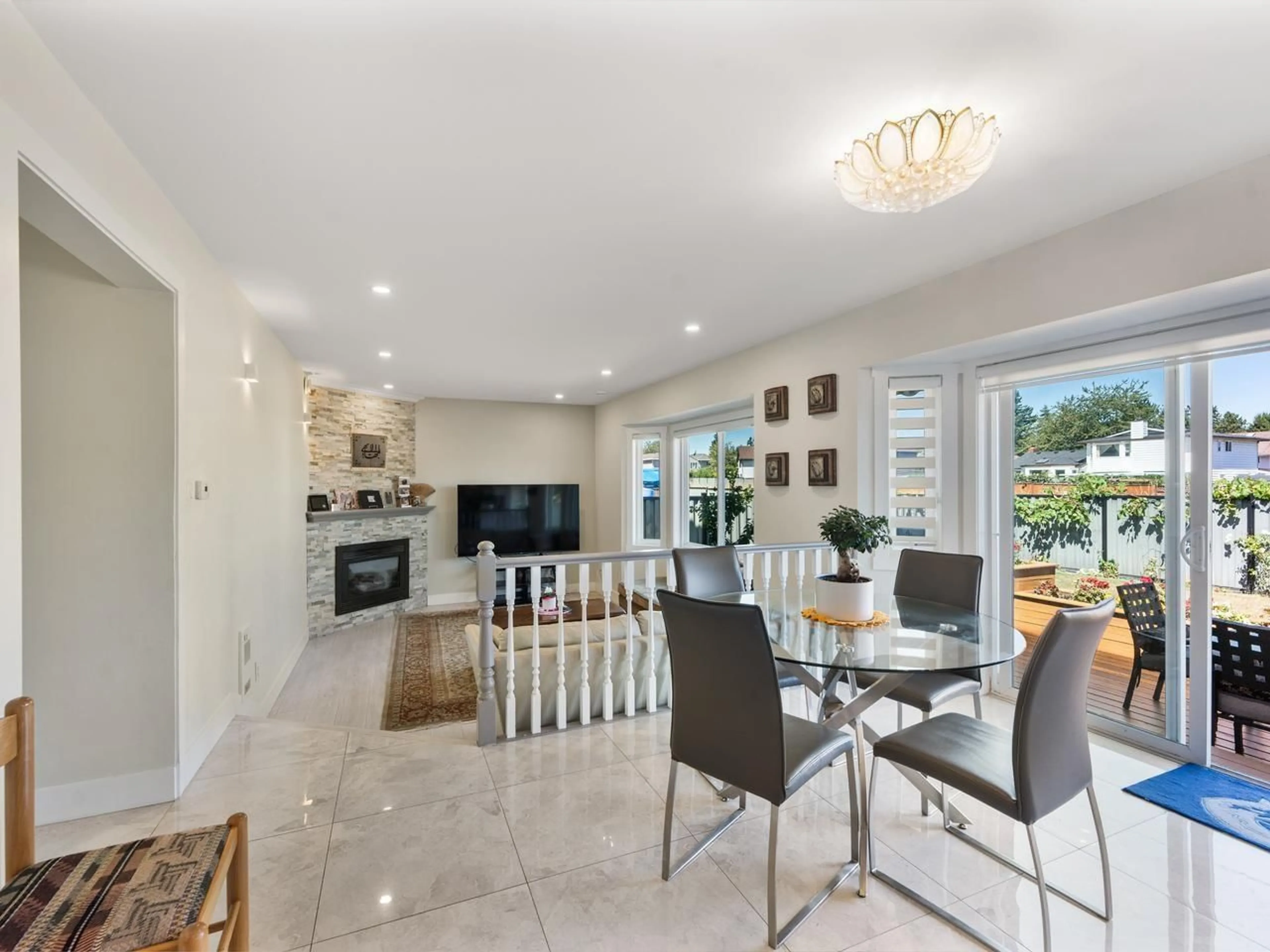Open concept kitchen, ceramic/tile floor for 15271 95 AVENUE, Surrey British Columbia V3R9C5