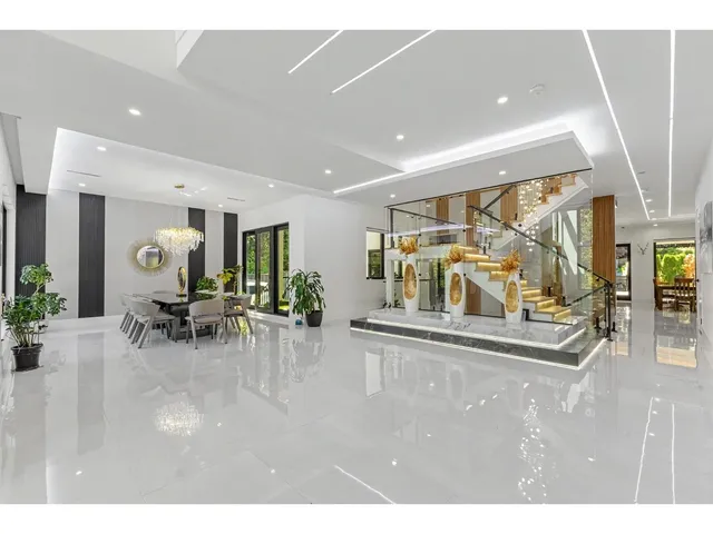 13046 CRESCENT ROAD, Surrey 4