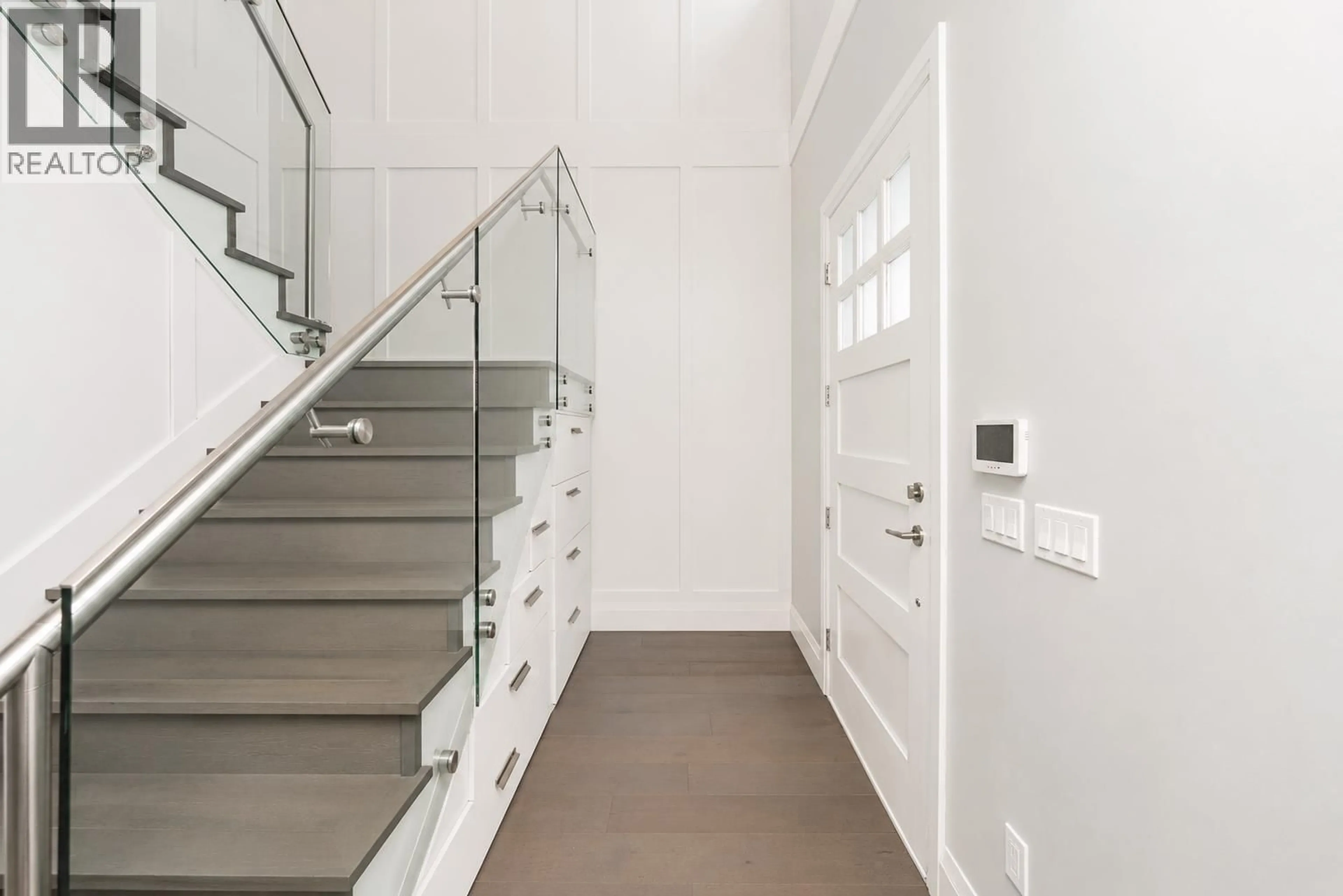 Indoor entryway for 6585 HALIFAX STREET, Burnaby British Columbia V5B2P9