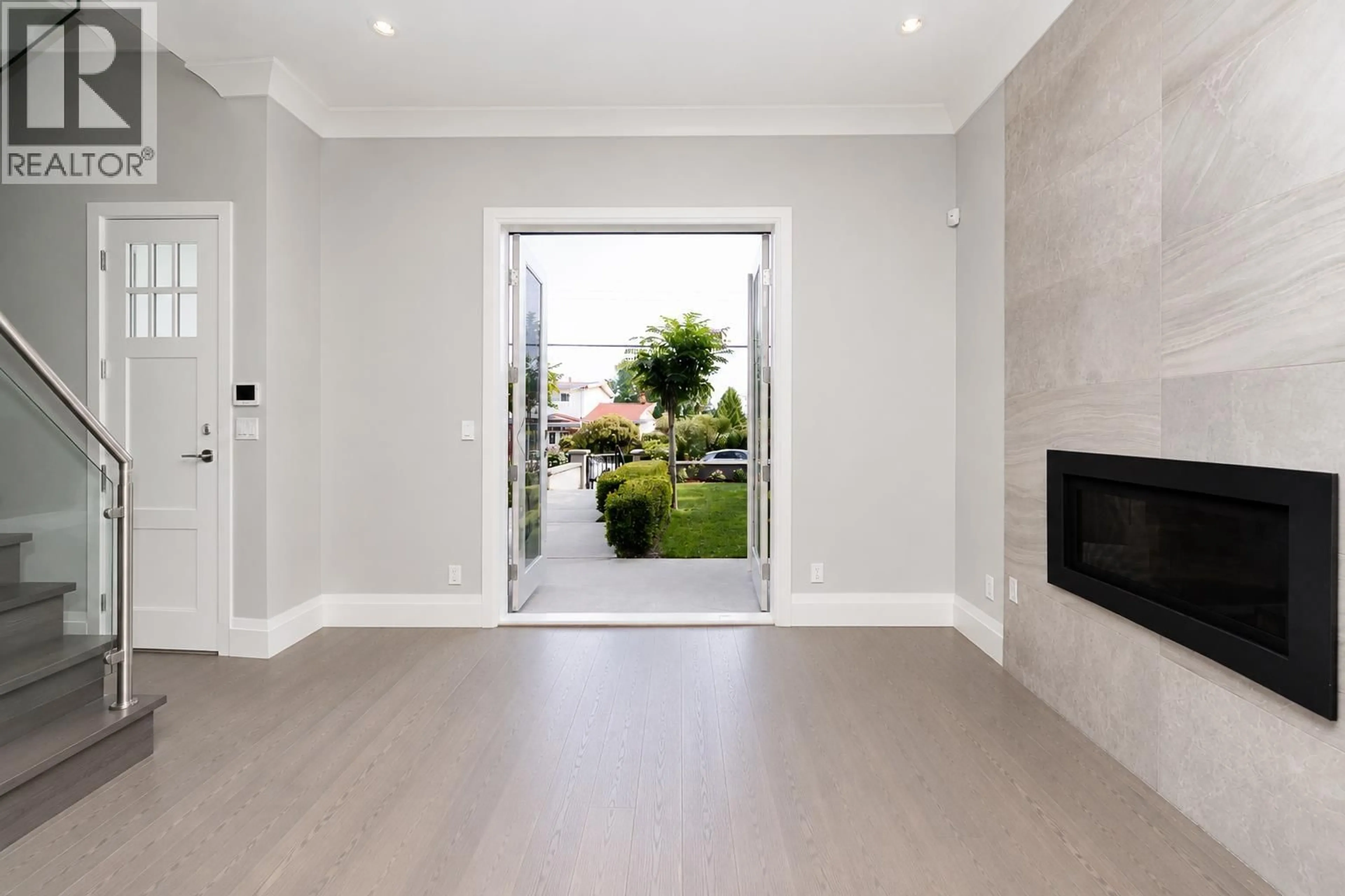 Indoor entryway for 6585 HALIFAX STREET, Burnaby British Columbia V5B2P9