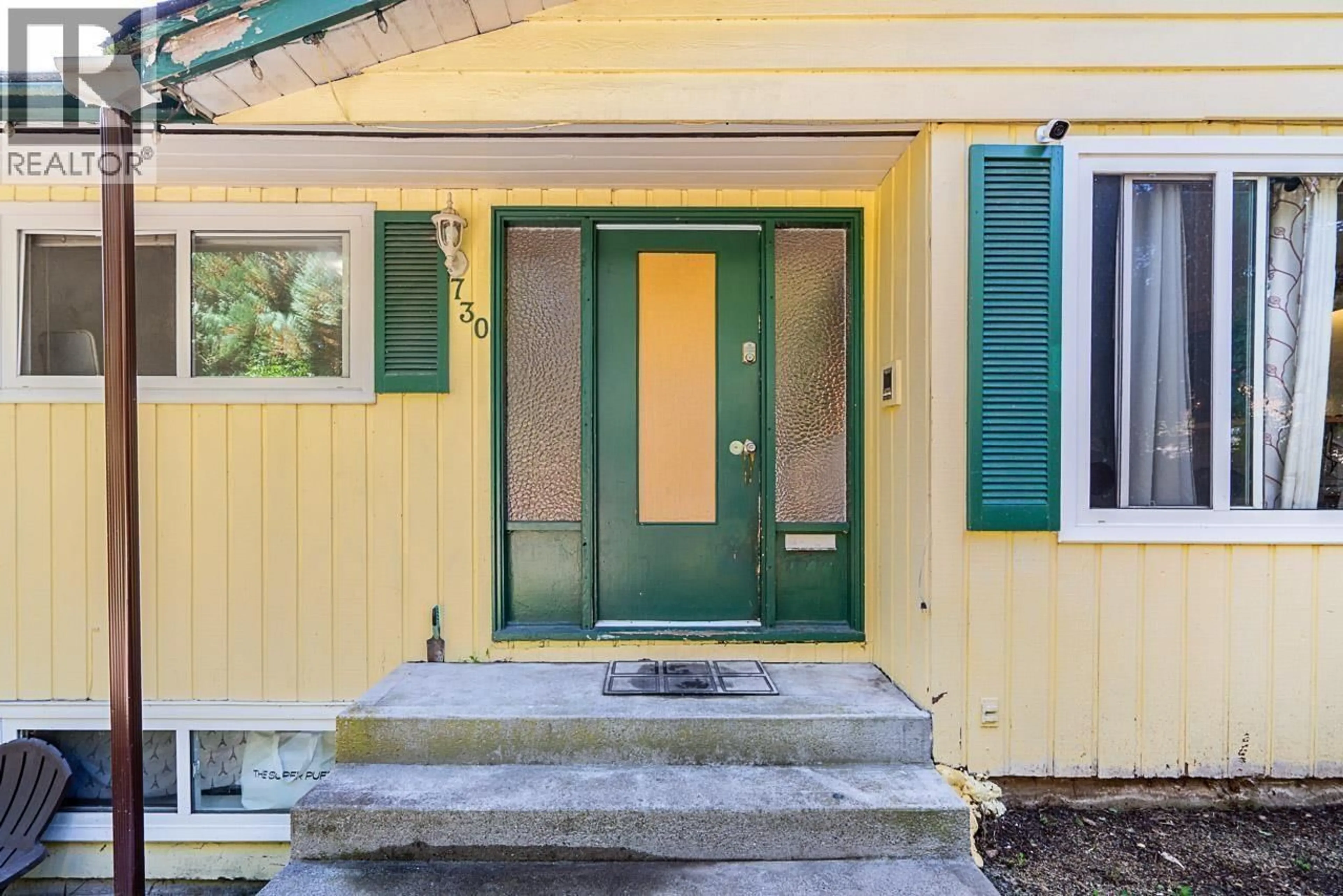 Indoor entryway for 730 CUMBERLAND STREET, New Westminster British Columbia V3L4J4