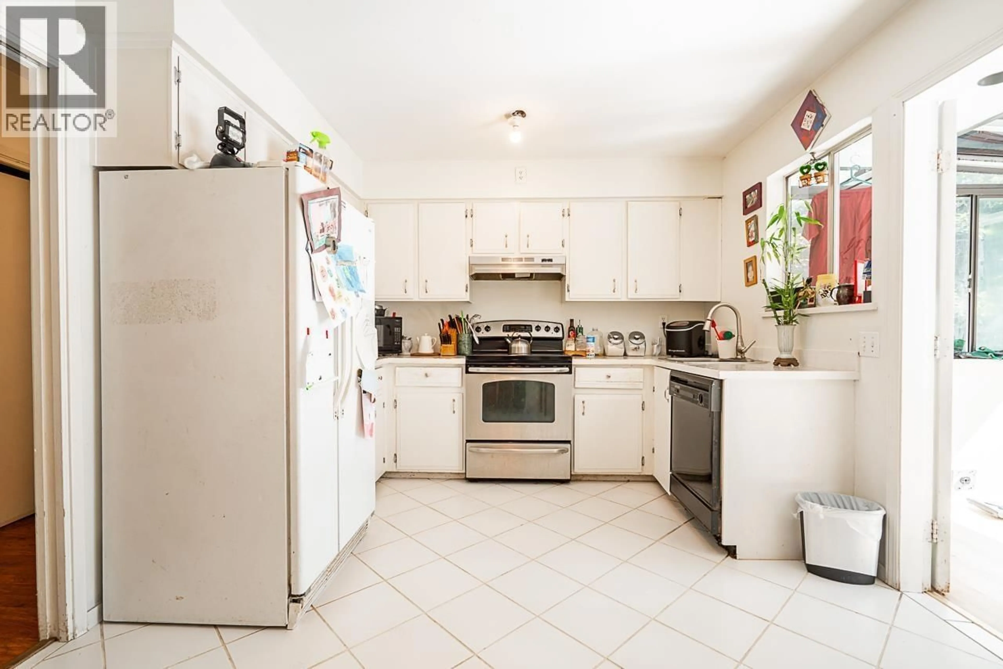 Standard kitchen, ceramic/tile floor for 730 CUMBERLAND STREET, New Westminster British Columbia V3L4J4