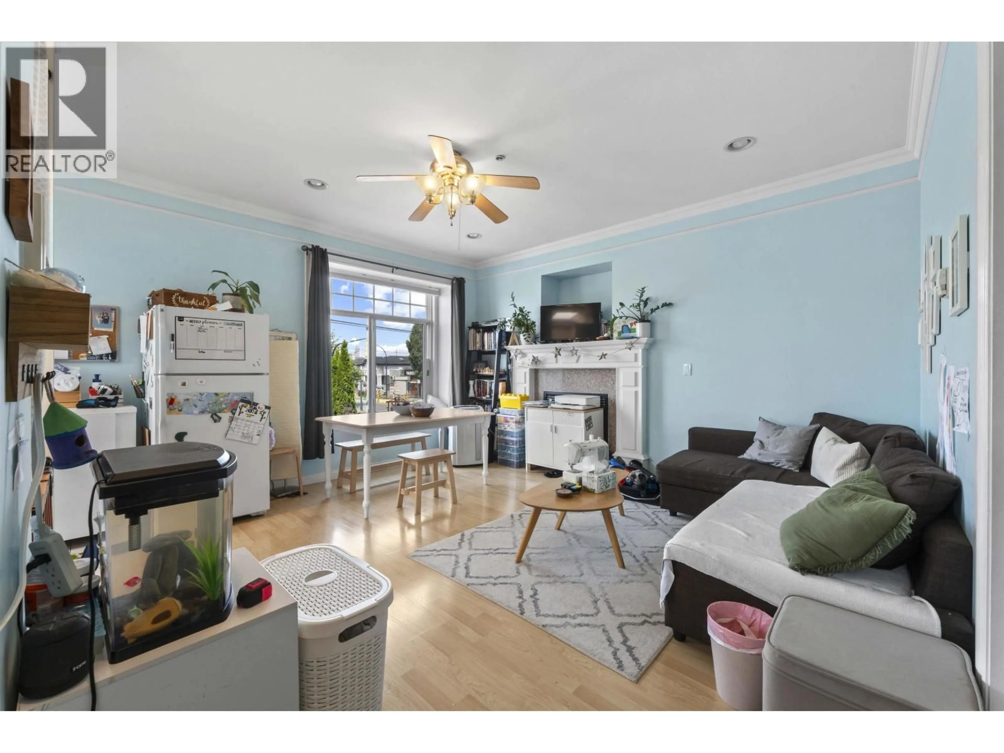 Living room with furniture, wood/laminate floor for 6720 FRASER STREET, Vancouver British Columbia V5X3T7