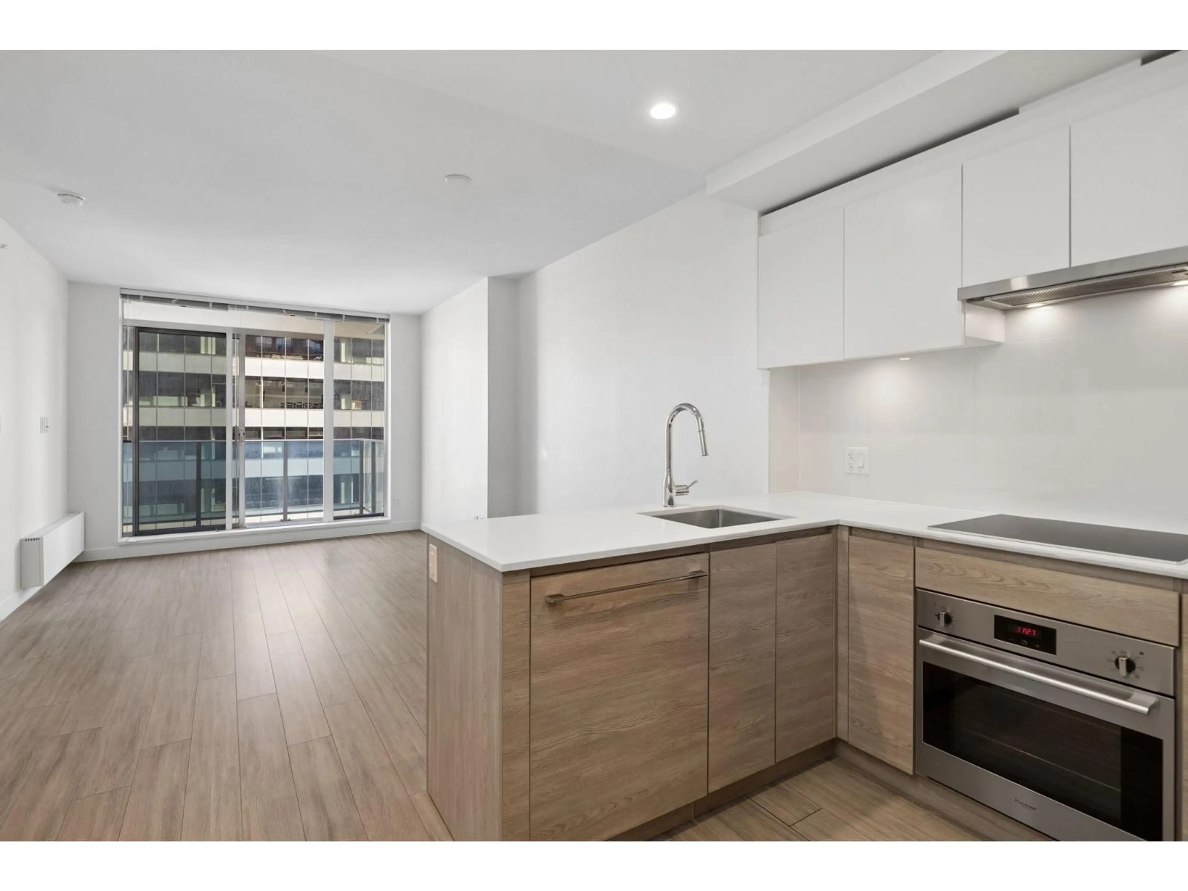 Standard kitchen, unknown for 1805 - 13615 FRASER HIGHWAY, Surrey British Columbia V3T0P7