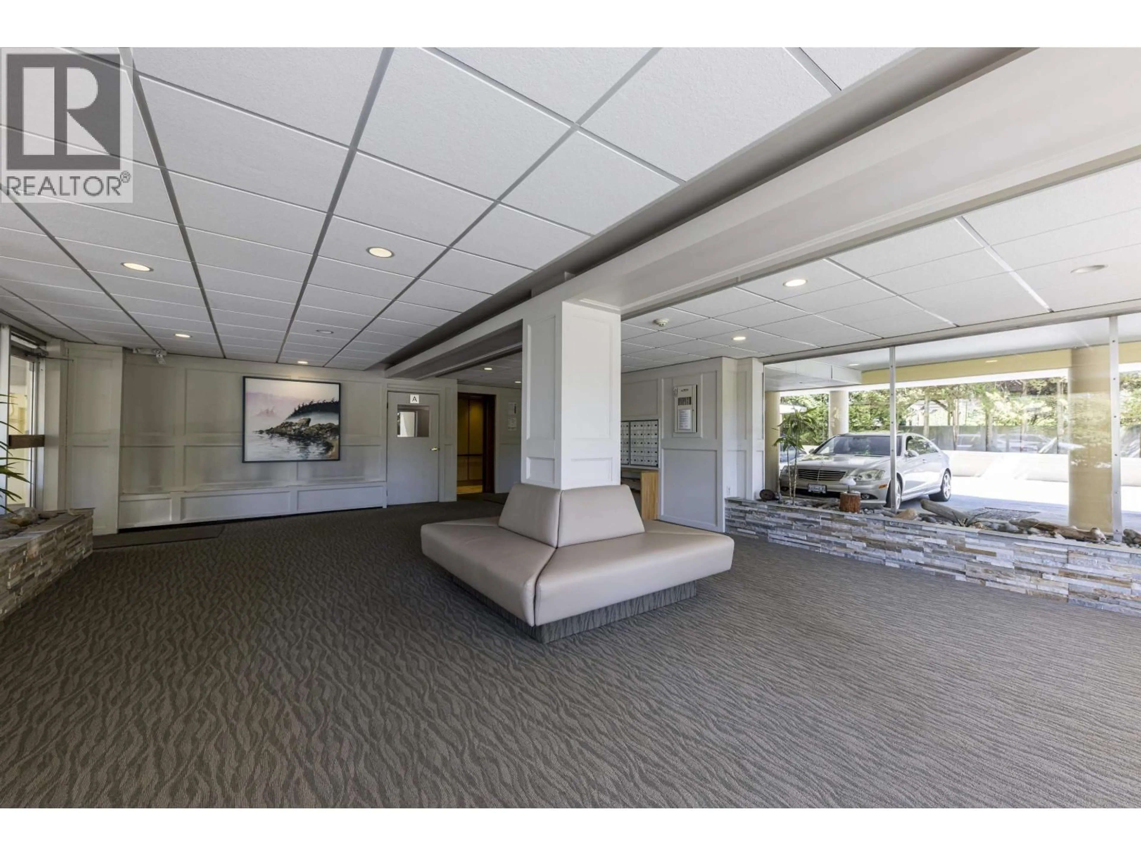 Indoor foyer for 705 - 2187 BELLEVUE AVENUE, West Vancouver British Columbia V7V1C2