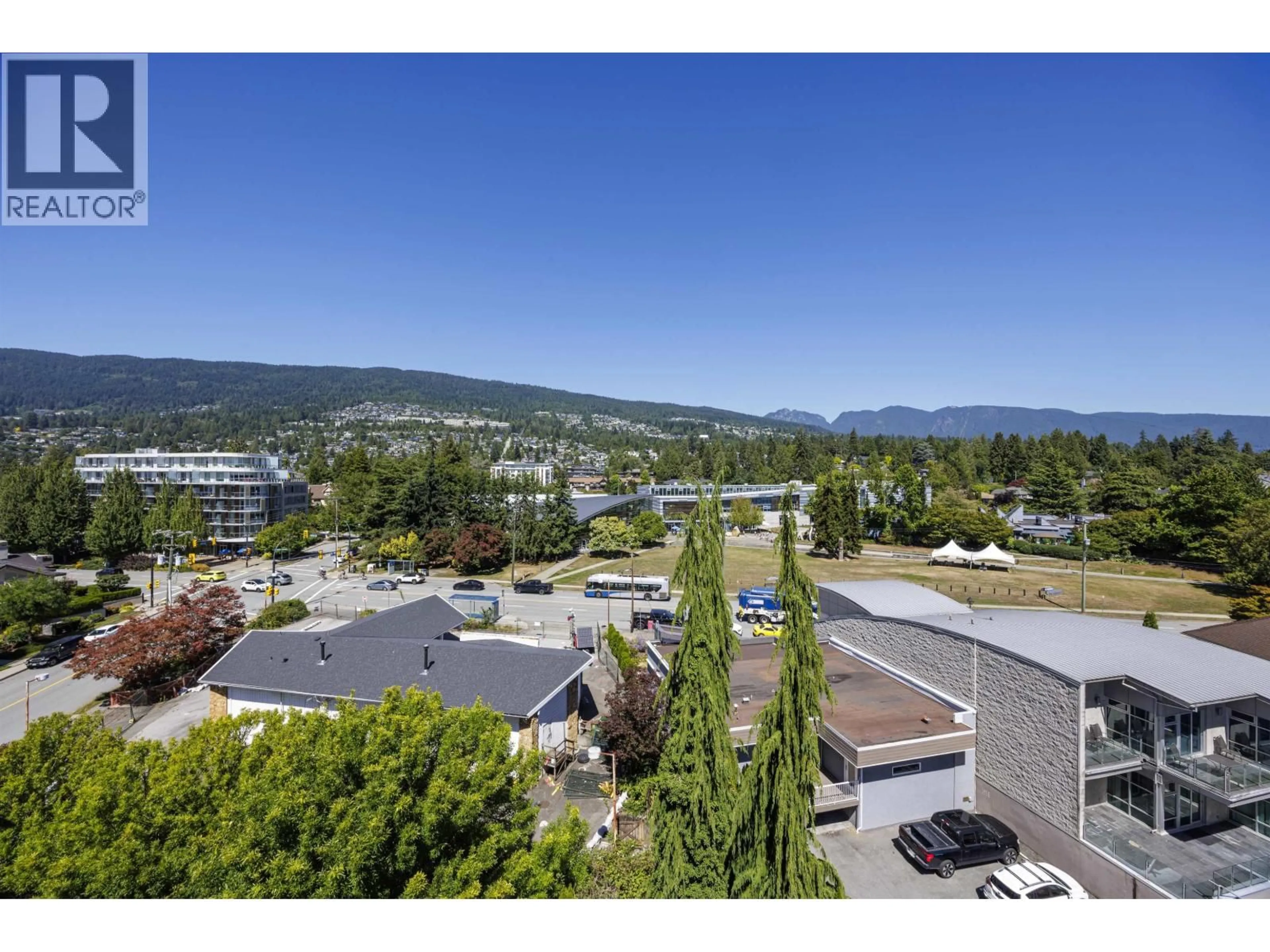 A pic from outside/outdoor area/front of a property/back of a property/a pic from drone, mountain view for 705 - 2187 BELLEVUE AVENUE, West Vancouver British Columbia V7V1C2