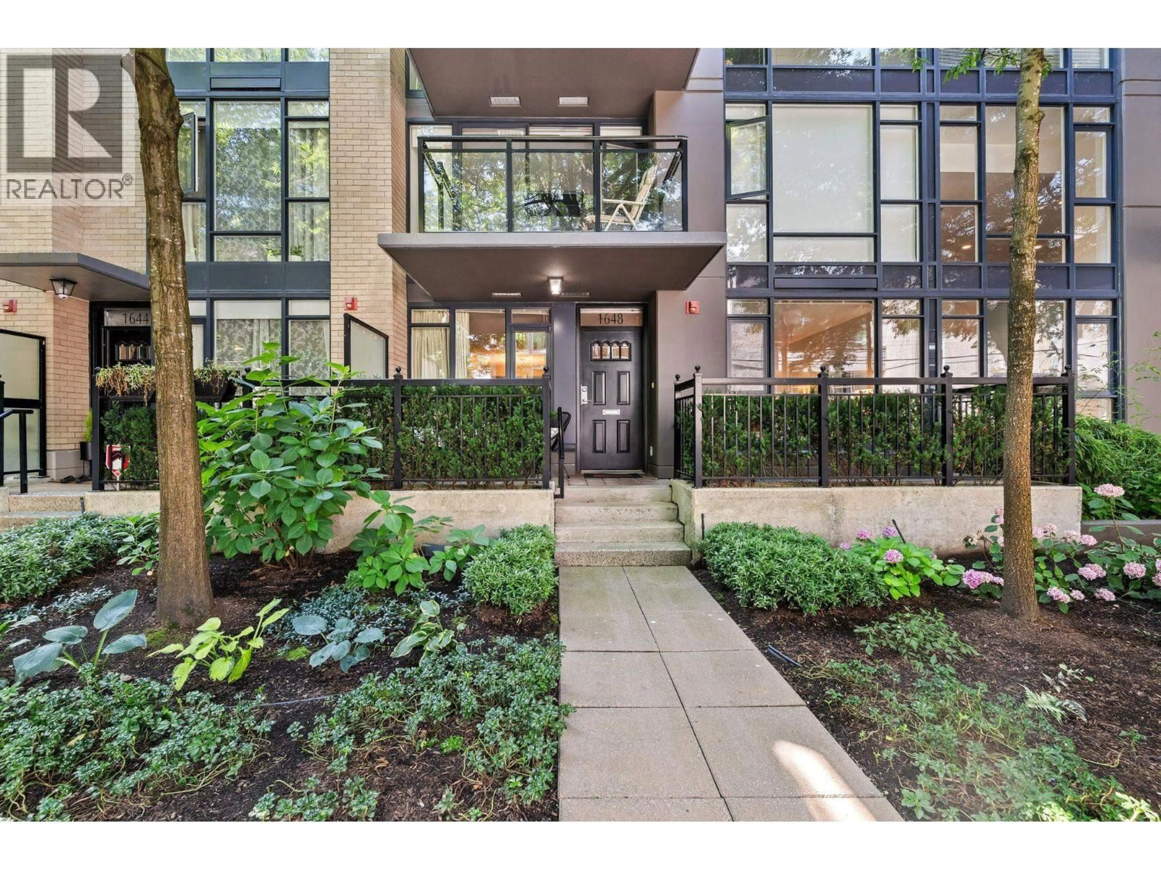 Indoor entryway for 1648 7TH AVENUE, Vancouver British Columbia V6J1S5