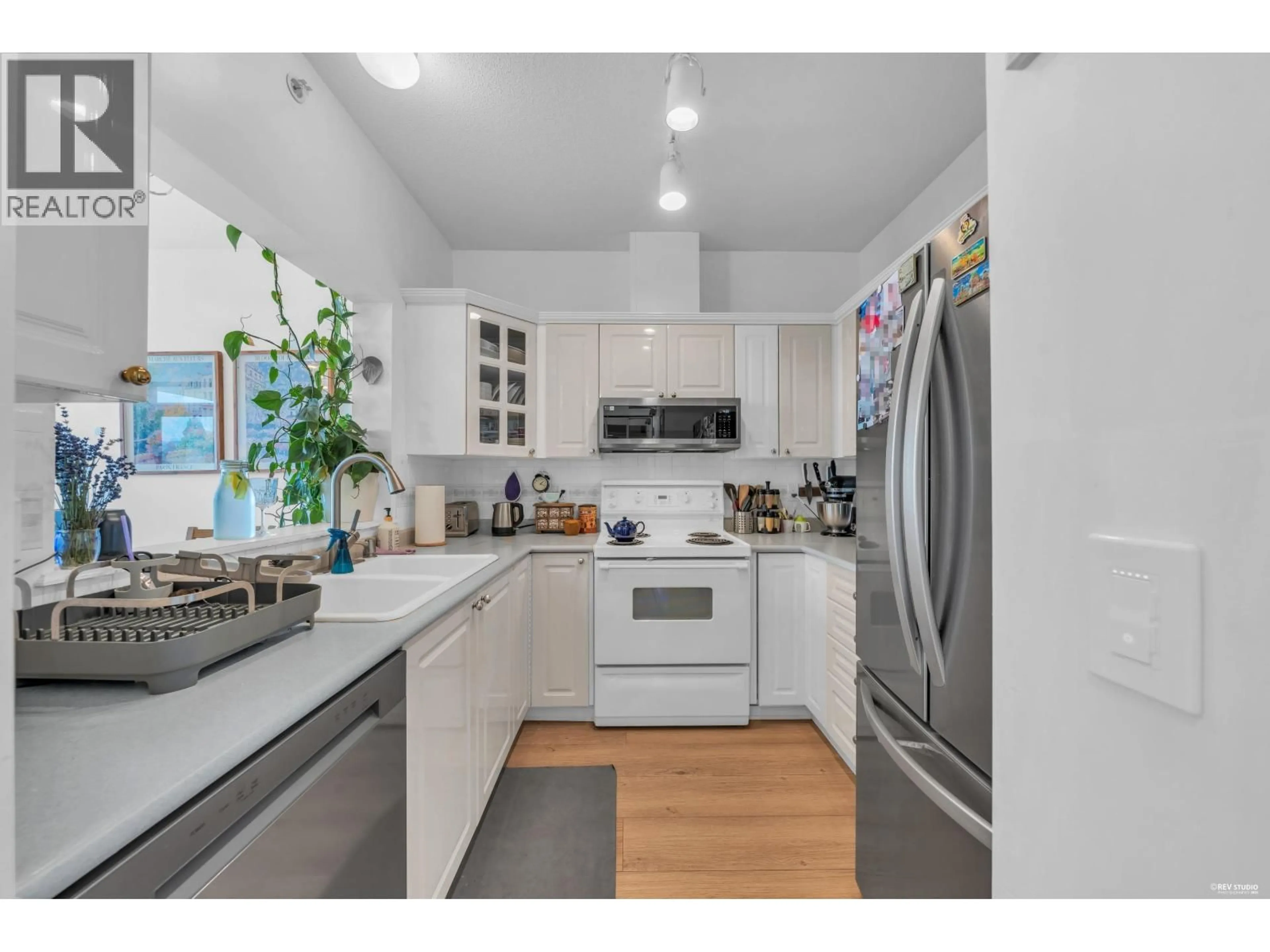 Open concept kitchen, unknown for 802 - 160 KEITH ROAD, North Vancouver British Columbia V7M3M2
