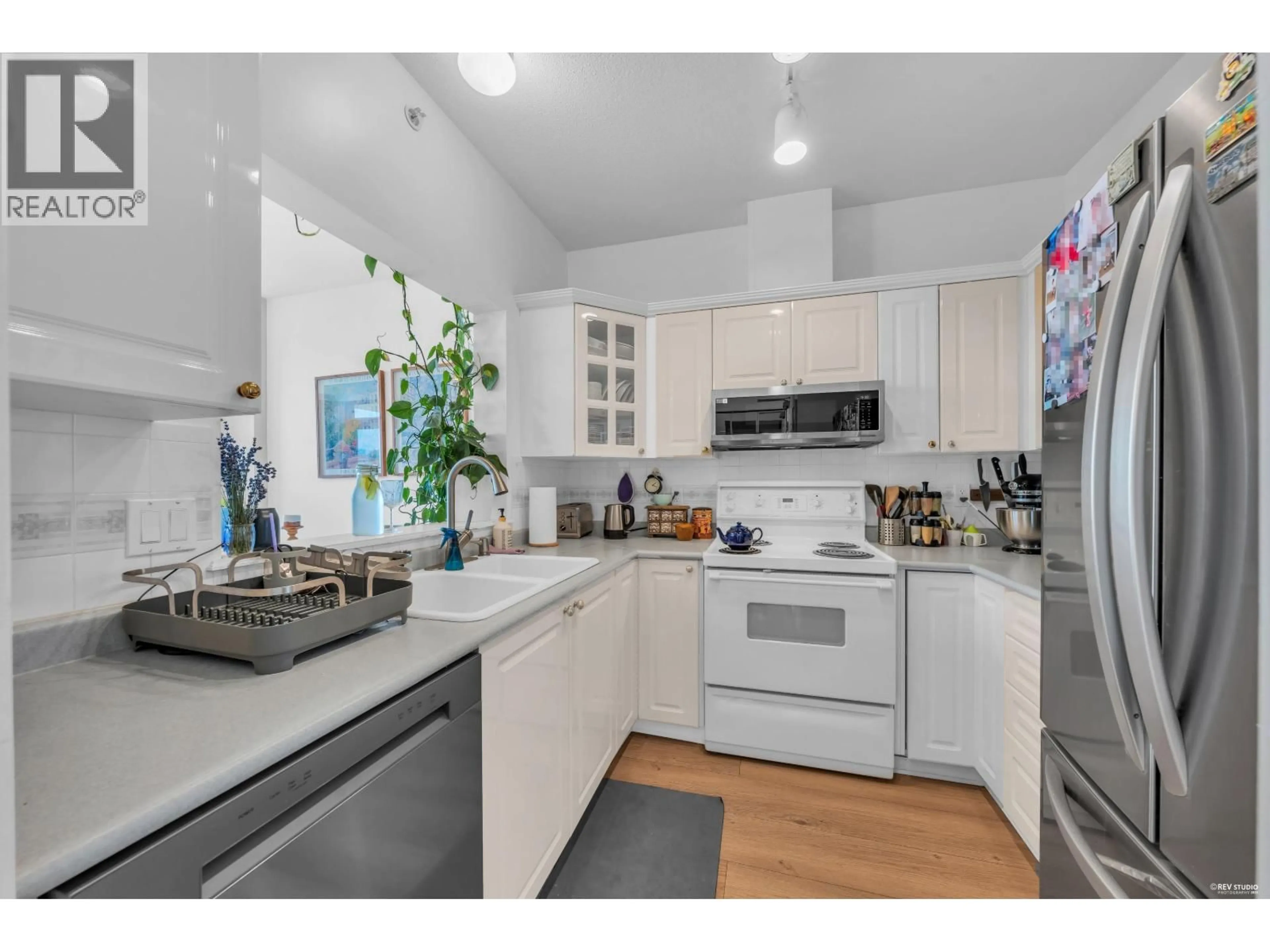 Open concept kitchen, unknown for 802 - 160 KEITH ROAD, North Vancouver British Columbia V7M3M2
