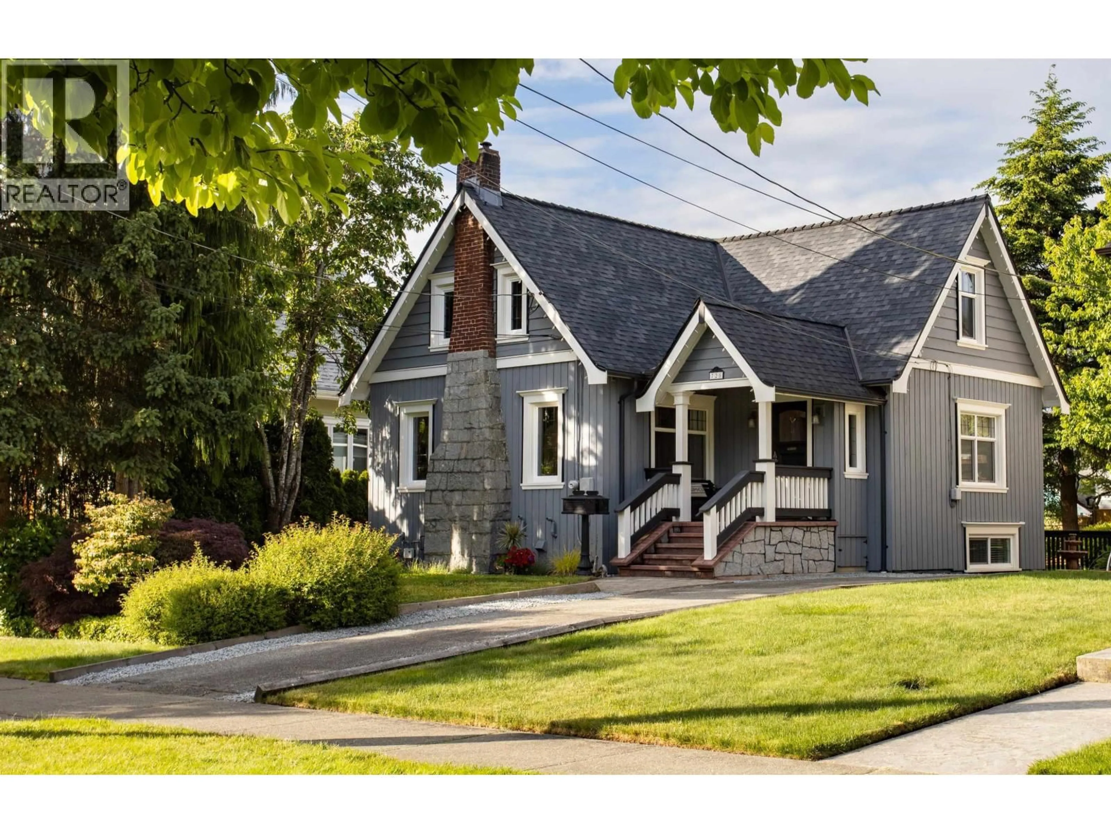 Home with vinyl exterior material, street for 725 FIFTH STREET, New Westminster British Columbia V3L2Y2
