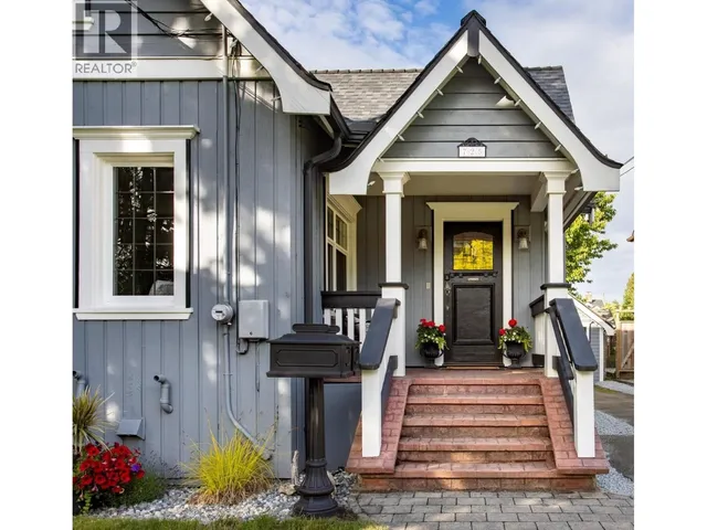 725 FIFTH STREET, New Westminster 2