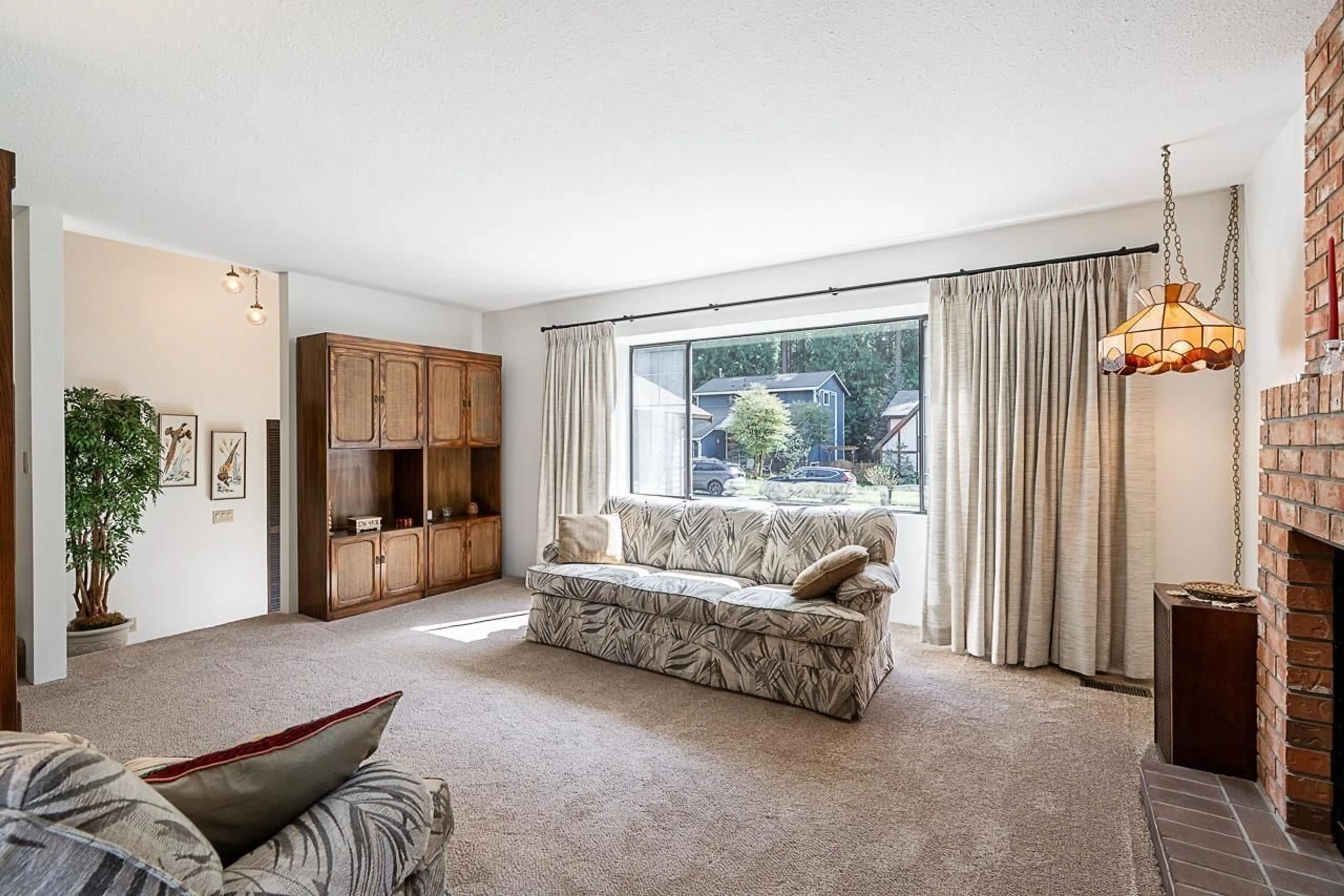 Living room with furniture, carpet floor for 11913 BRIARWOOD PLACE, Delta British Columbia V4E3A5