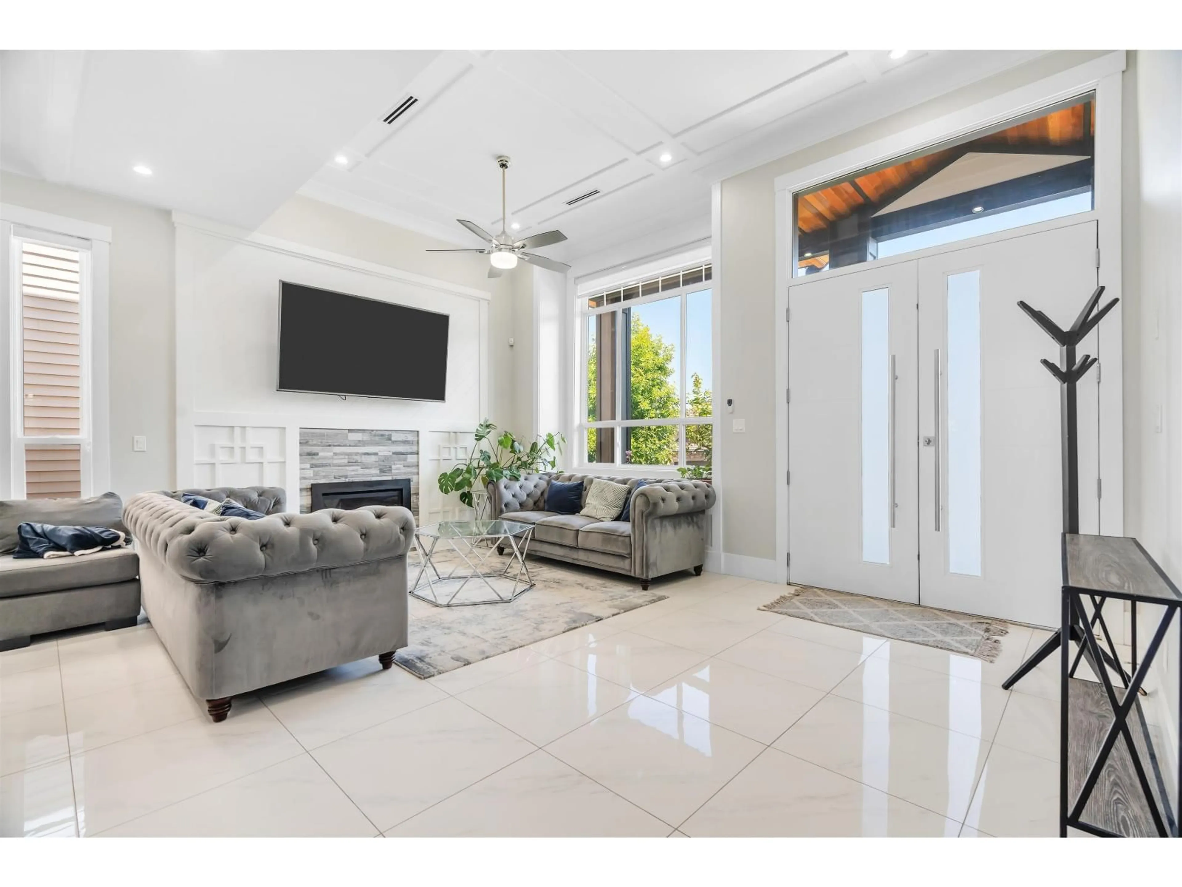 Living room with furniture, ceramic/tile floor for 6647 121A STREET, Surrey British Columbia V3W0H8