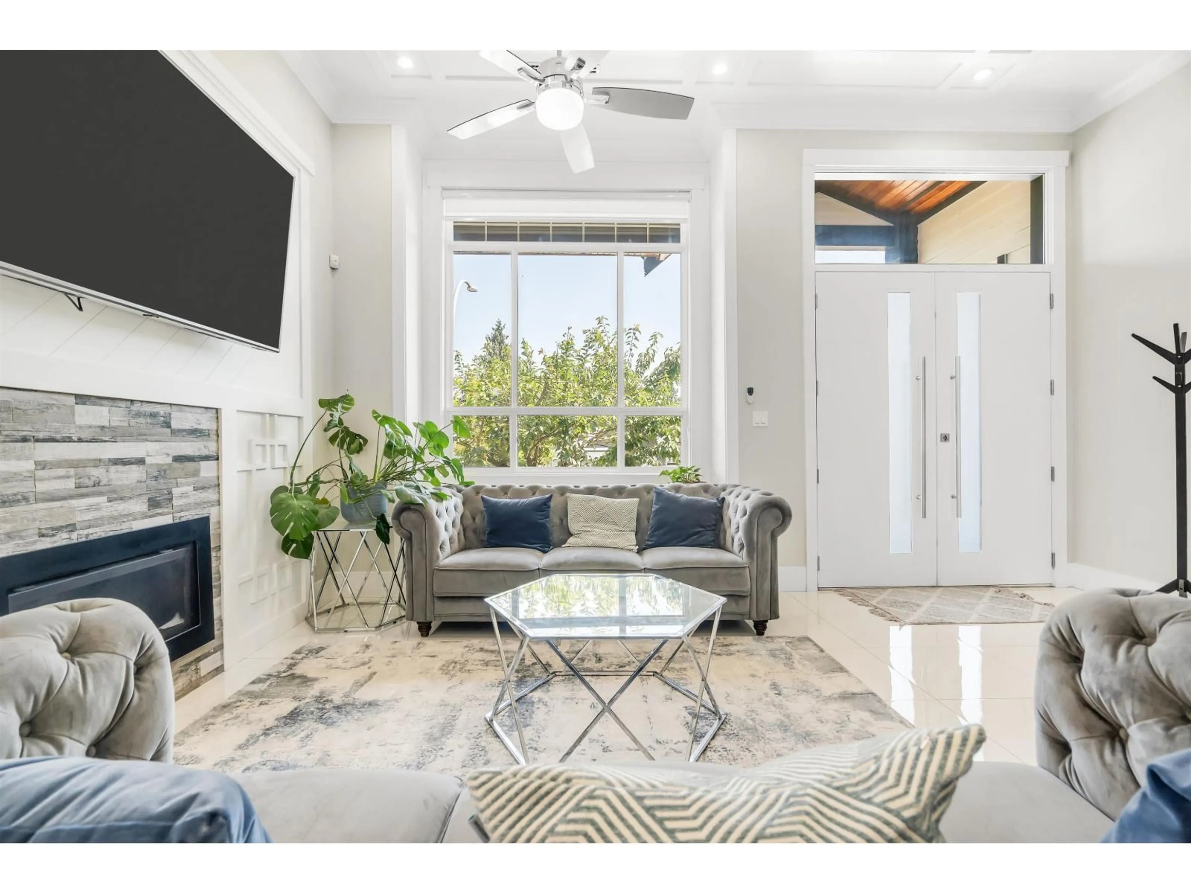 Living room with furniture, ceramic/tile floor for 6647 121A STREET, Surrey British Columbia V3W0H8