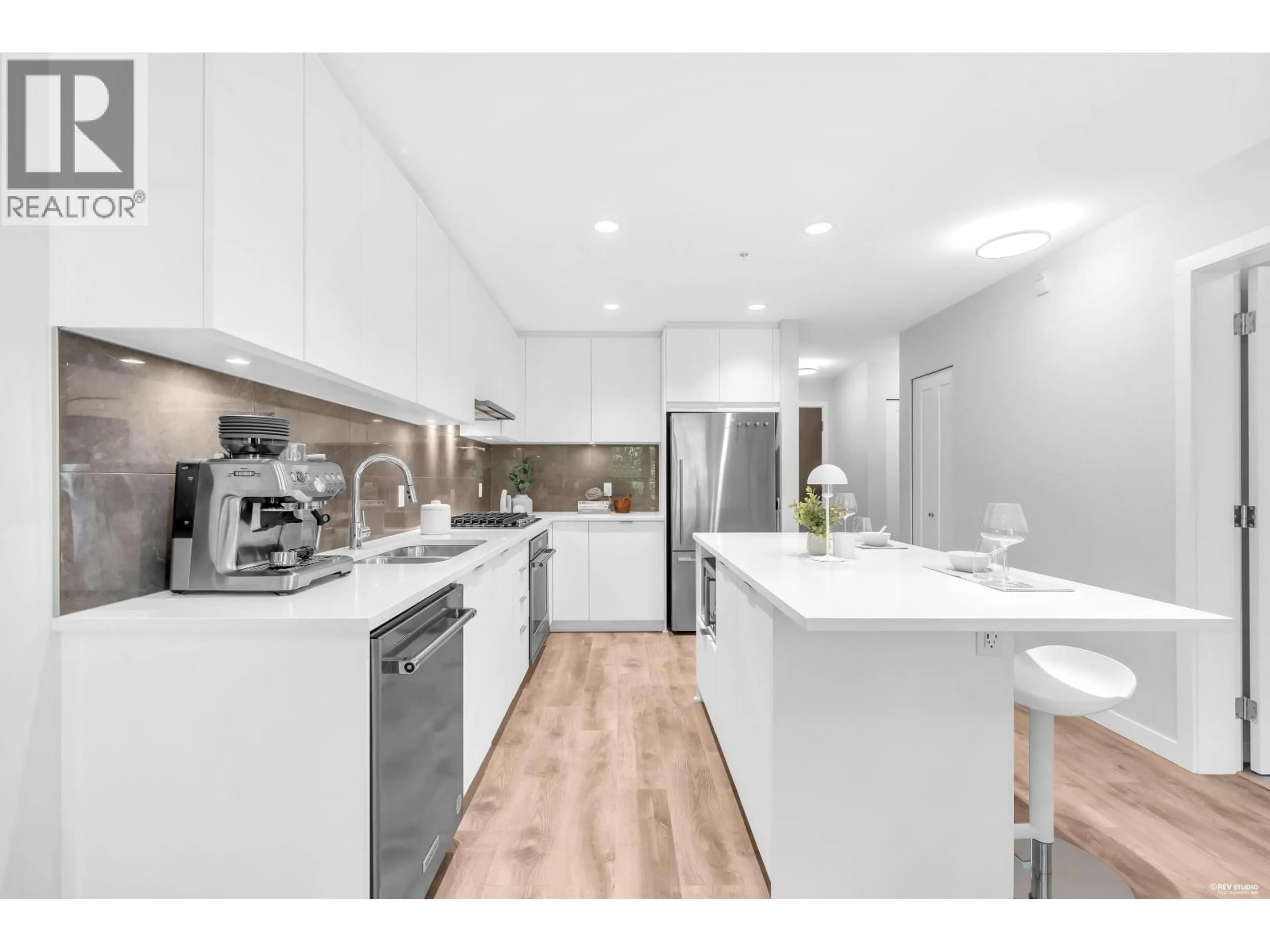 Open concept kitchen, wood/laminate floor for 305 - 615 COTTONWOOD AVENUE, Coquitlam British Columbia V3J0N4