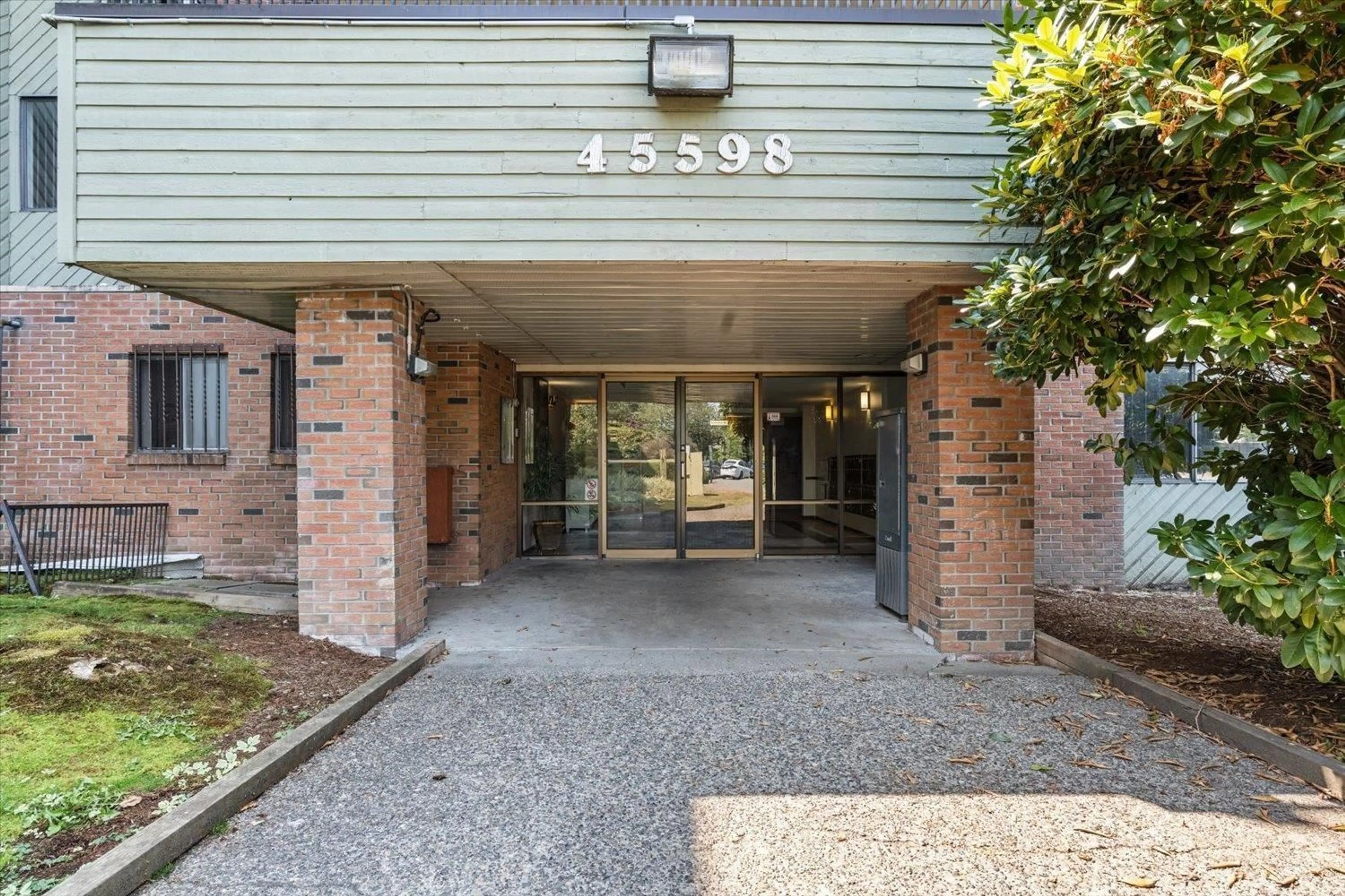 Indoor foyer for 111 - 45598 MCINTOSH DRIVE, Chilliwack British Columbia V2P7J3