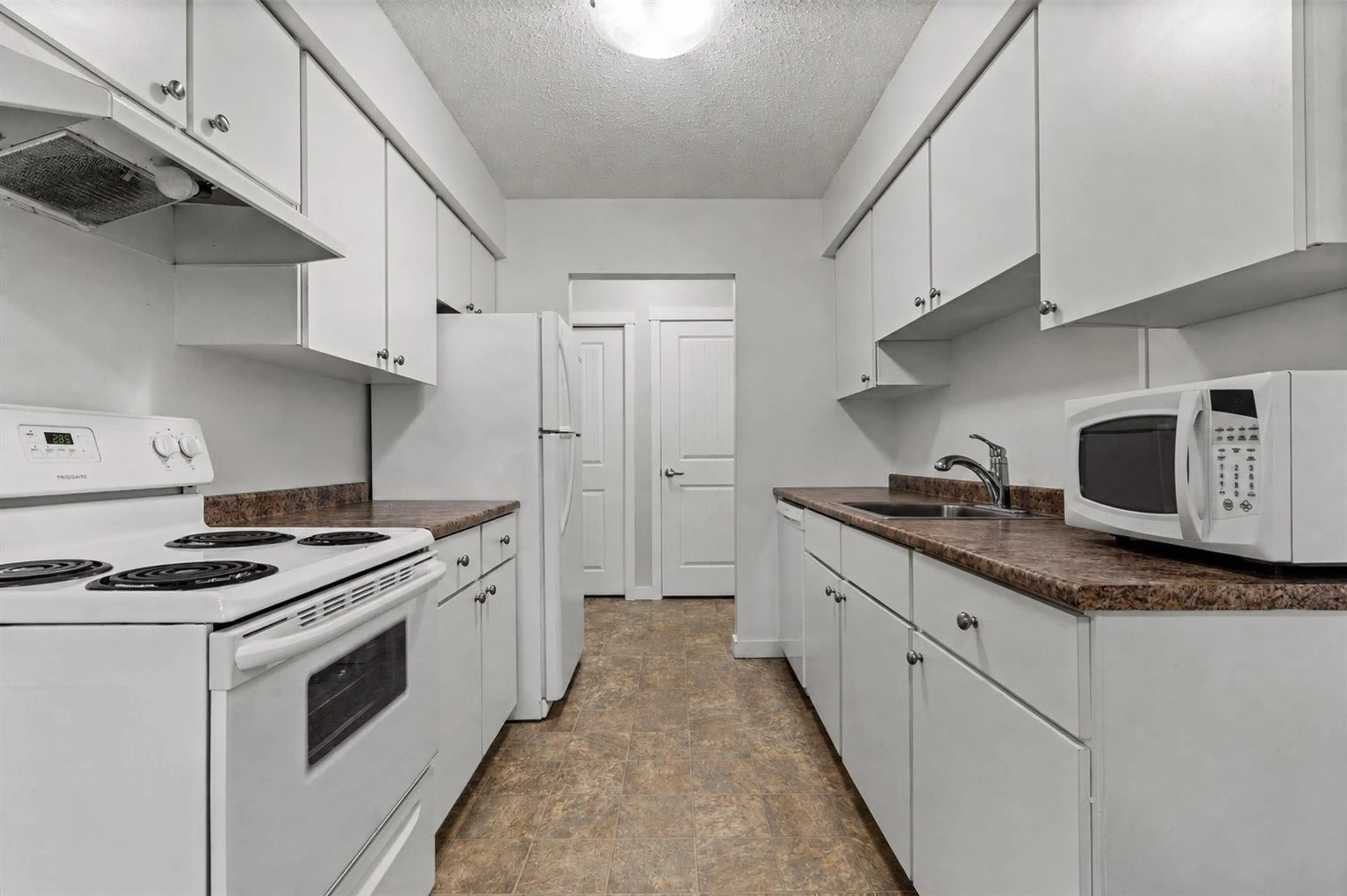 Standard kitchen, unknown for 111 - 45598 MCINTOSH DRIVE, Chilliwack British Columbia V2P7J3