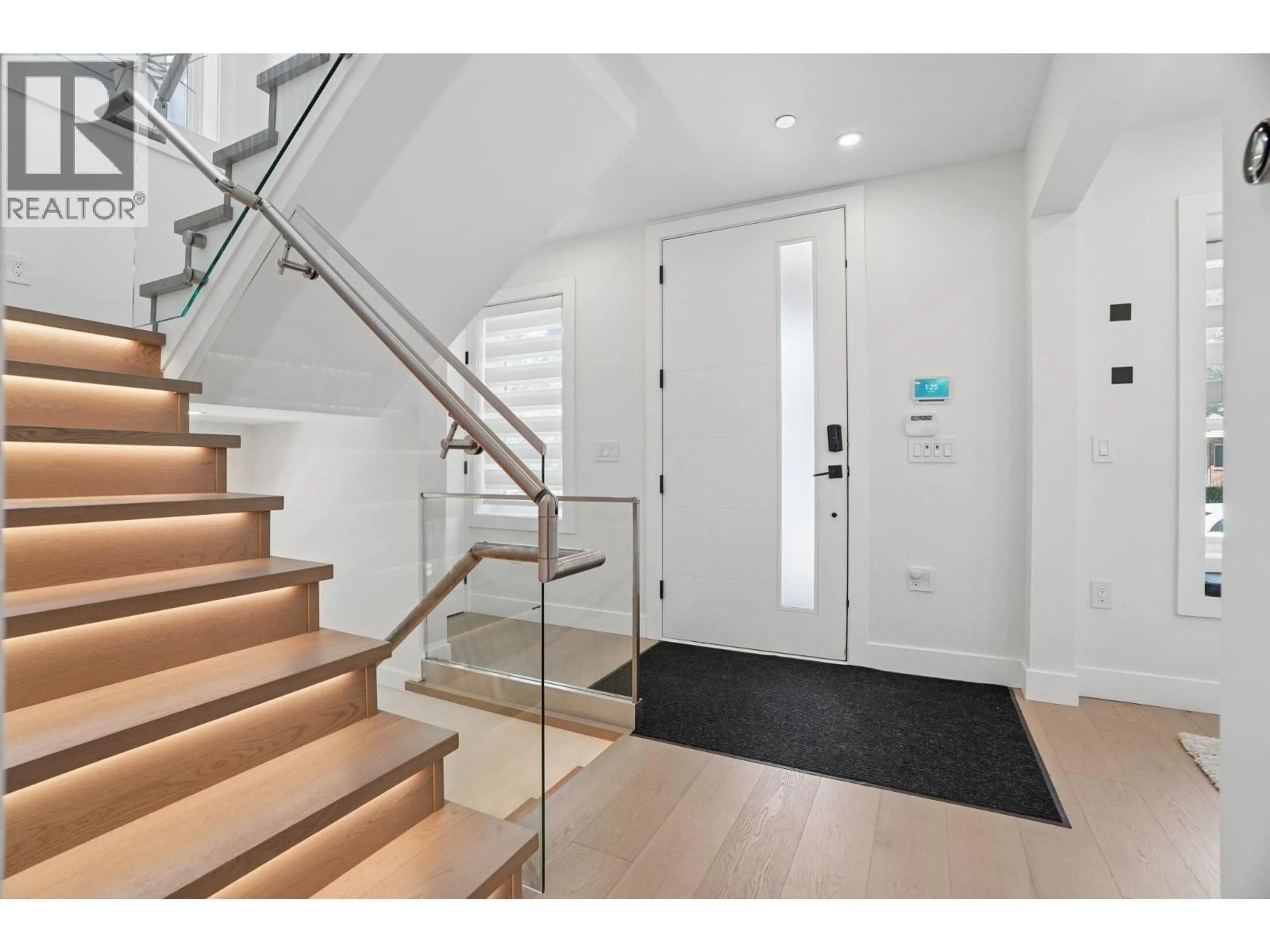 Indoor entryway for 72 57TH AVENUE, Vancouver British Columbia V5X1S4