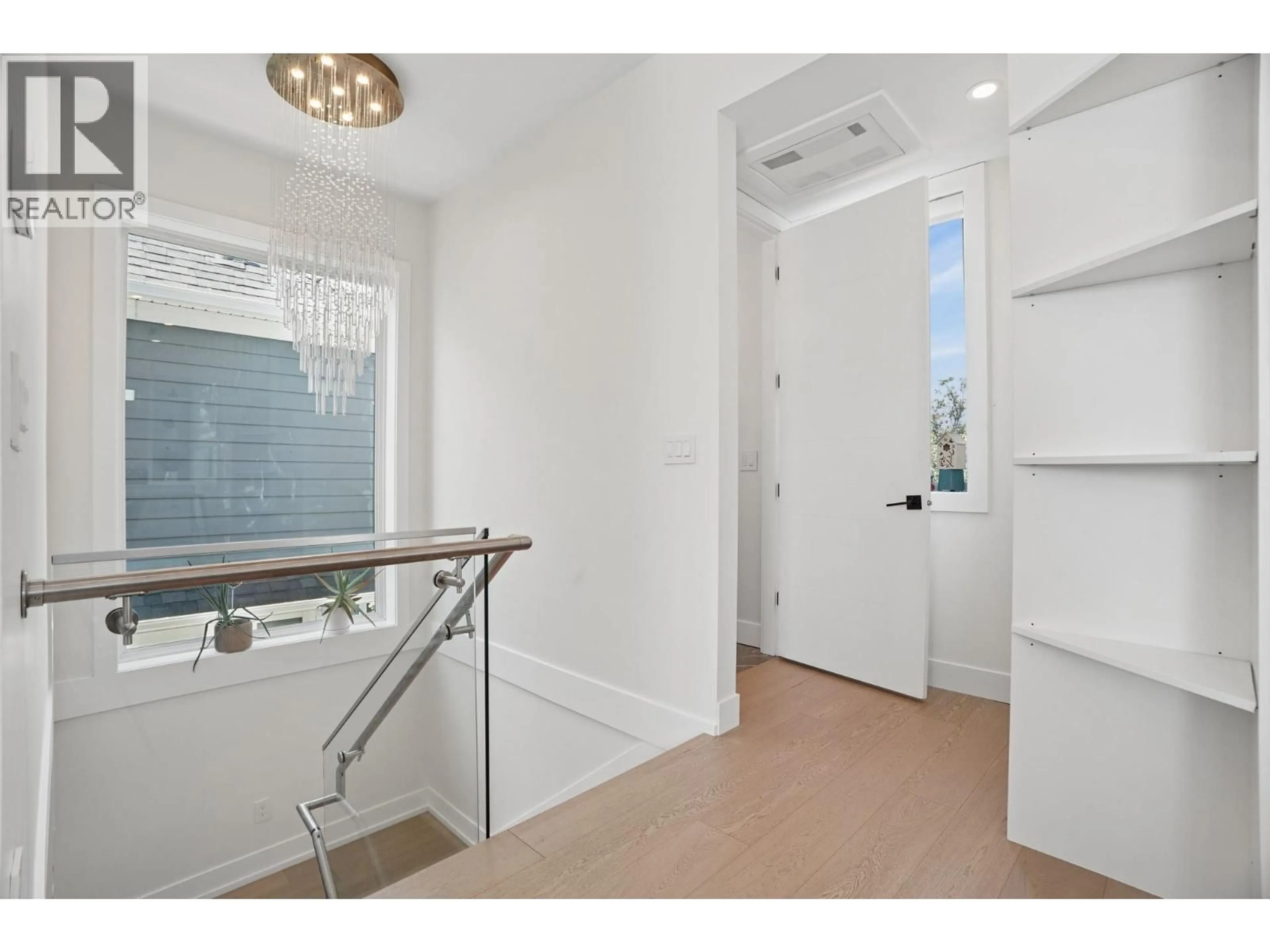 Indoor entryway for 72 57TH AVENUE, Vancouver British Columbia V5X1S4