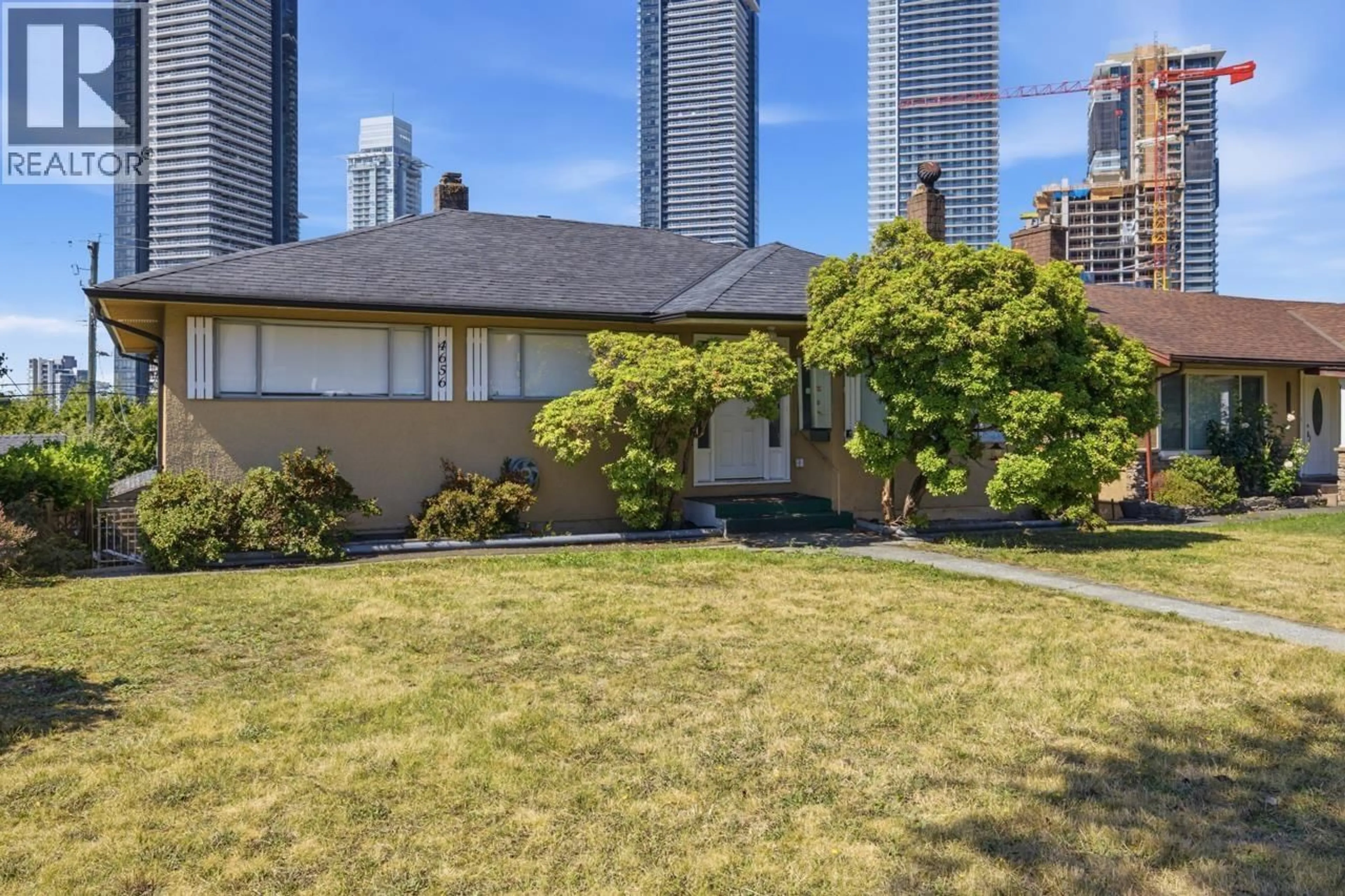 A pic from outside/outdoor area/front of a property/back of a property/a pic from drone, street for 4656 BRENTLAWN DRIVE, Burnaby British Columbia V5C3V2