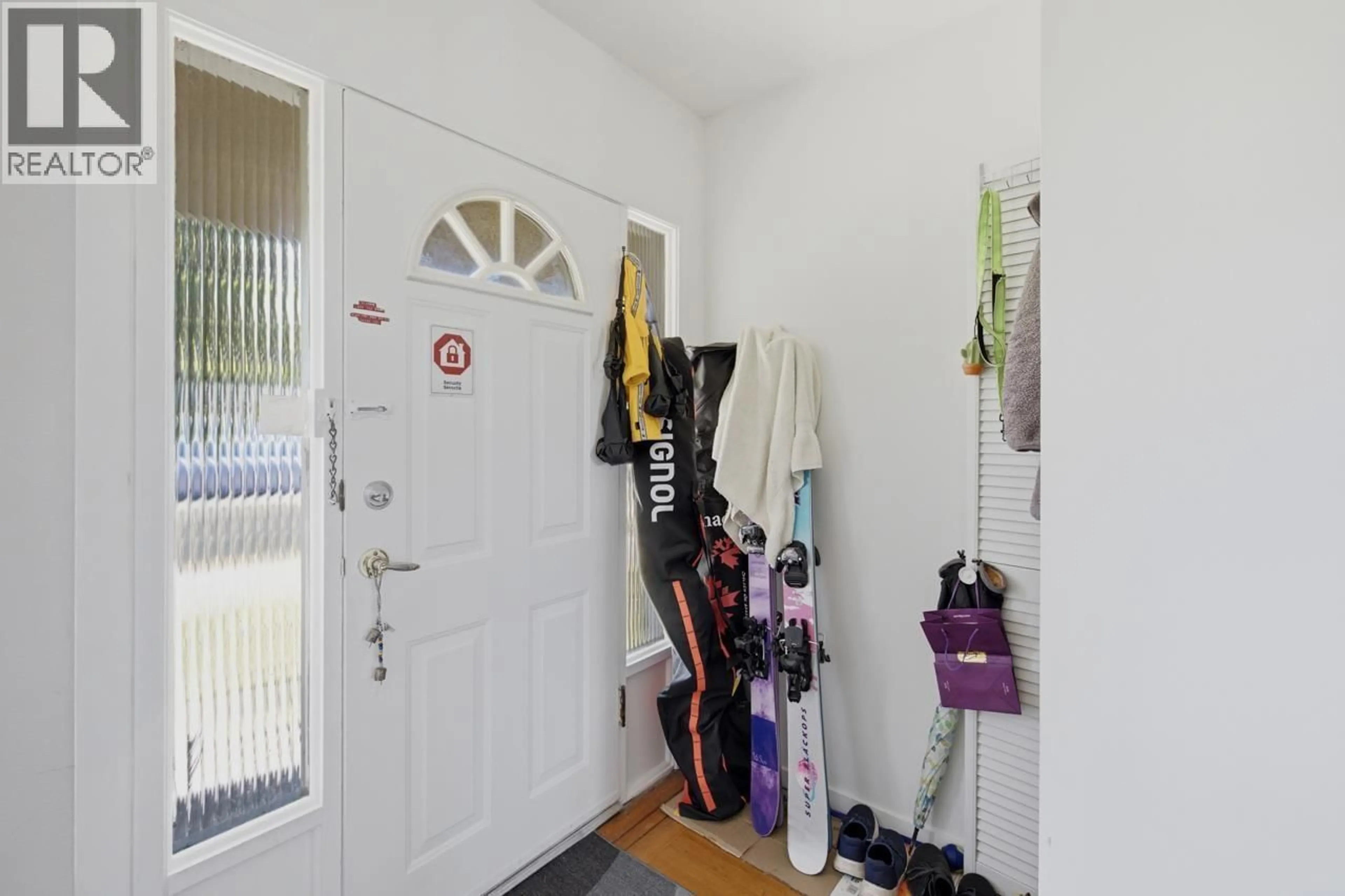 Indoor entryway for 4656 BRENTLAWN DRIVE, Burnaby British Columbia V5C3V2