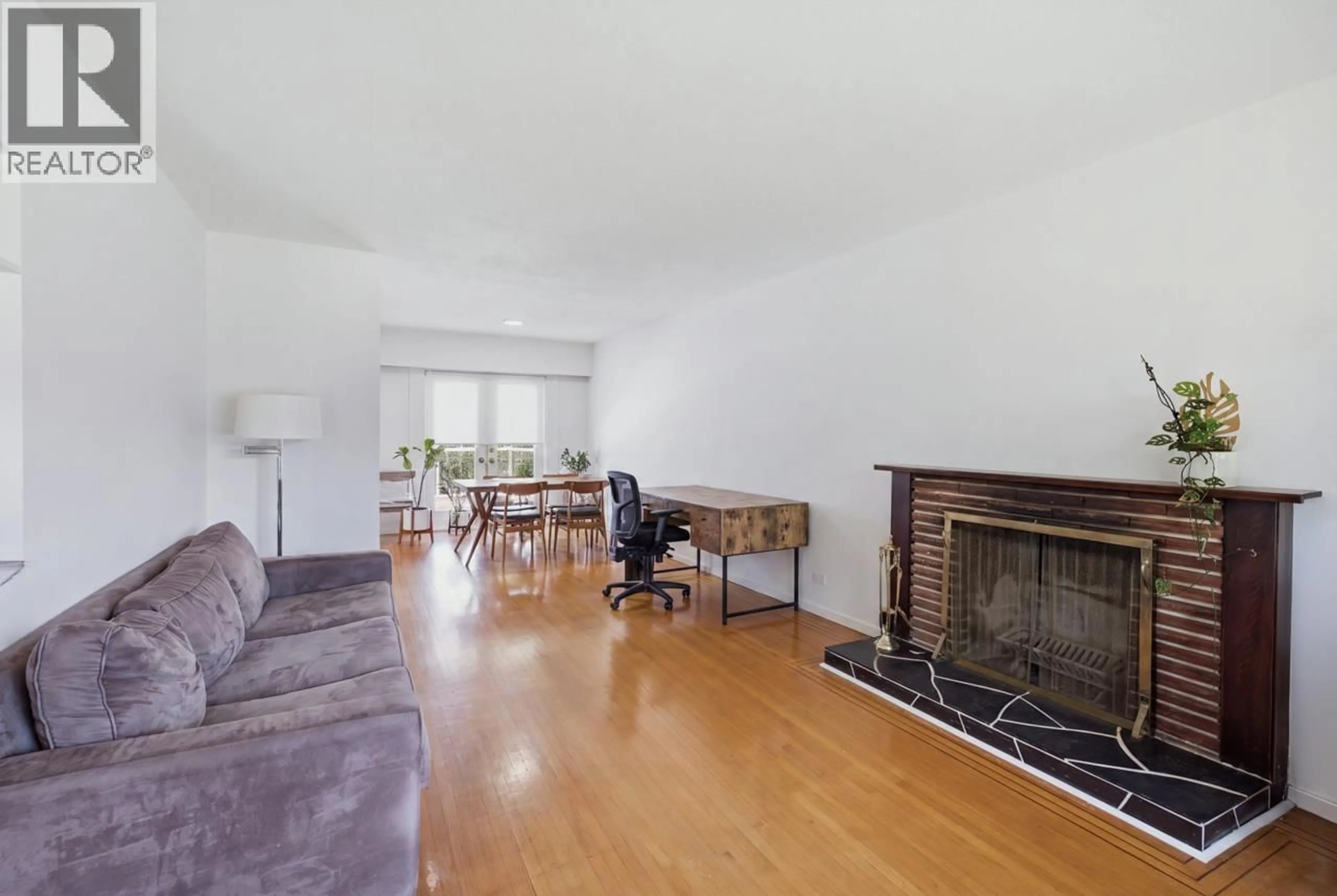 Living room with furniture, unknown for 4656 BRENTLAWN DRIVE, Burnaby British Columbia V5C3V2