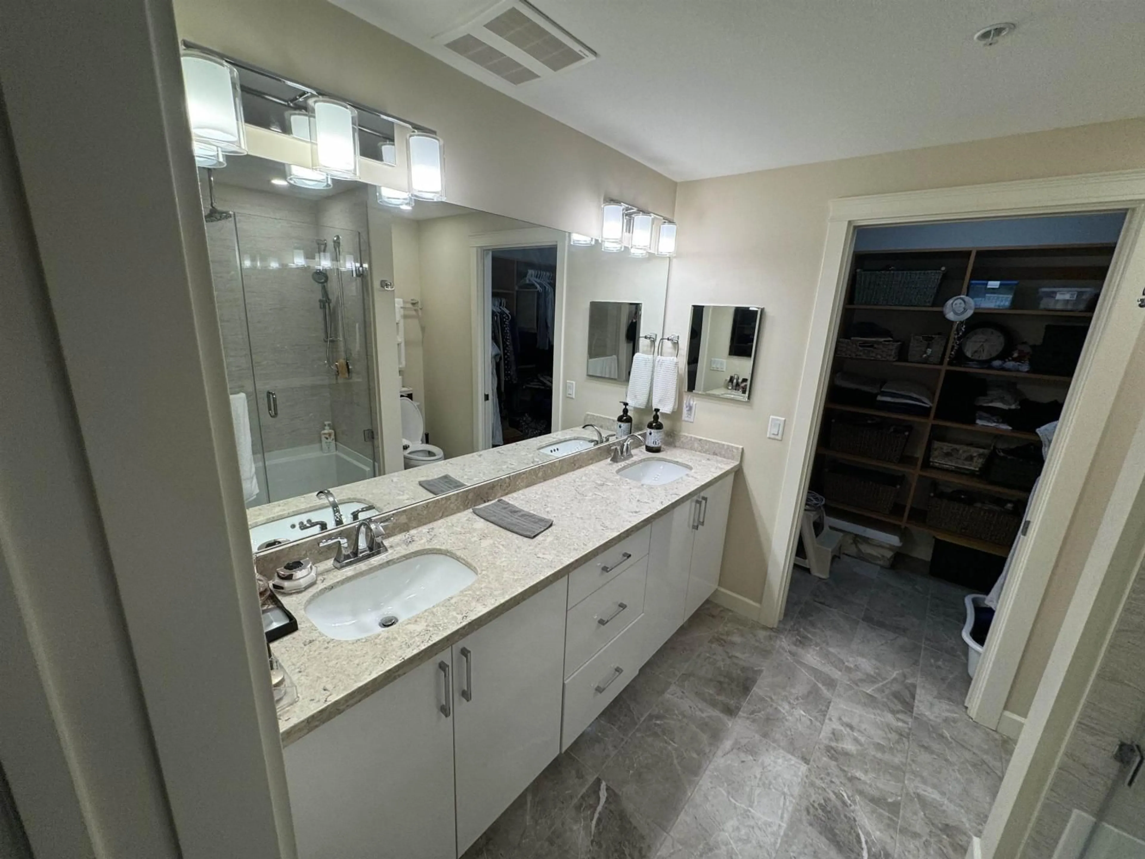 Contemporary bathroom, ceramic/tile floor for 409 - 3535 146A STREET, Surrey British Columbia V4P0H2