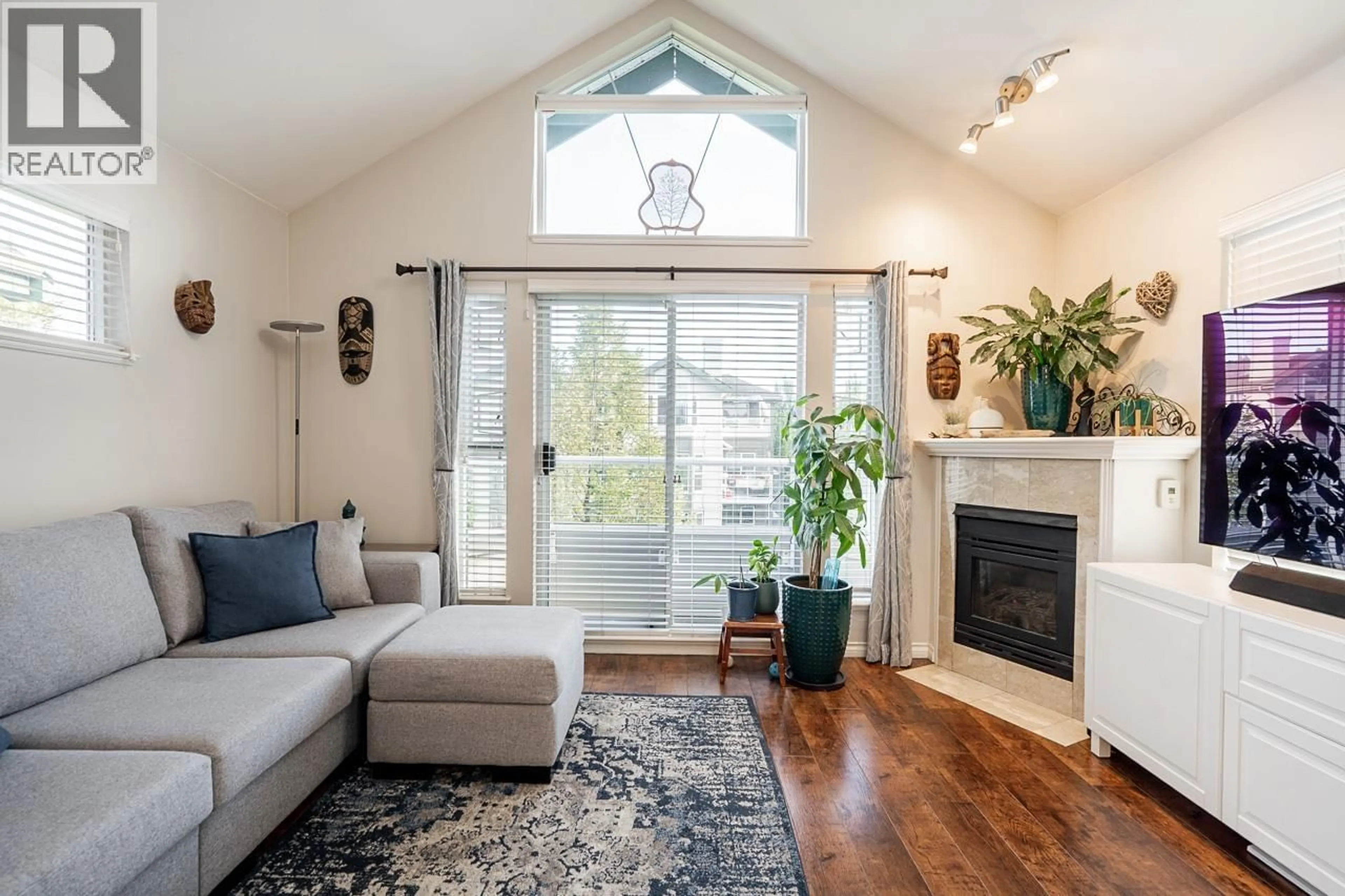 Living room with furniture, wood/laminate floor for 402 - 228 18TH AVENUE, Vancouver British Columbia V1E1E6