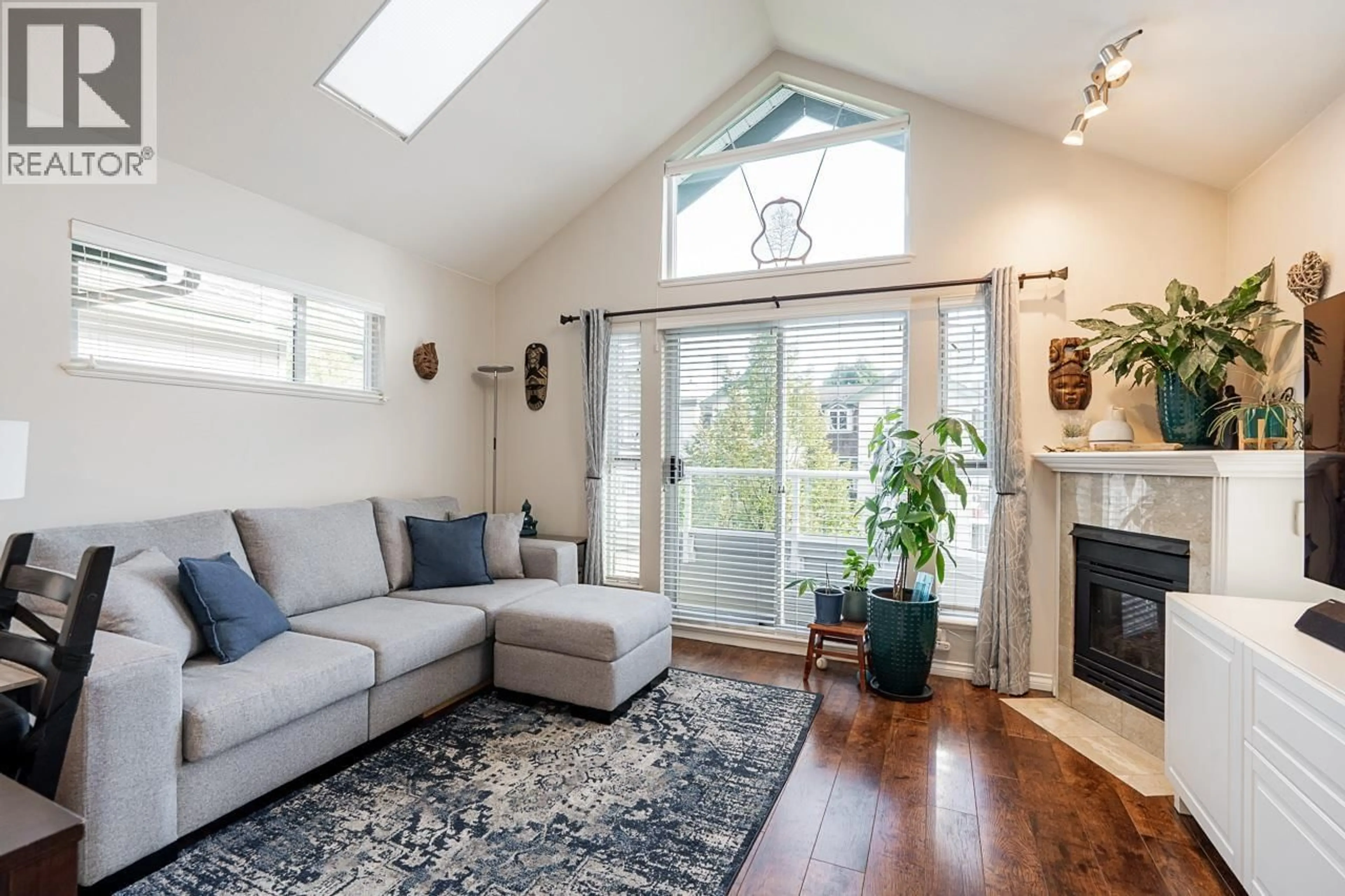 Living room with furniture, unknown for 402 - 228 18TH AVENUE, Vancouver British Columbia V1E1E6