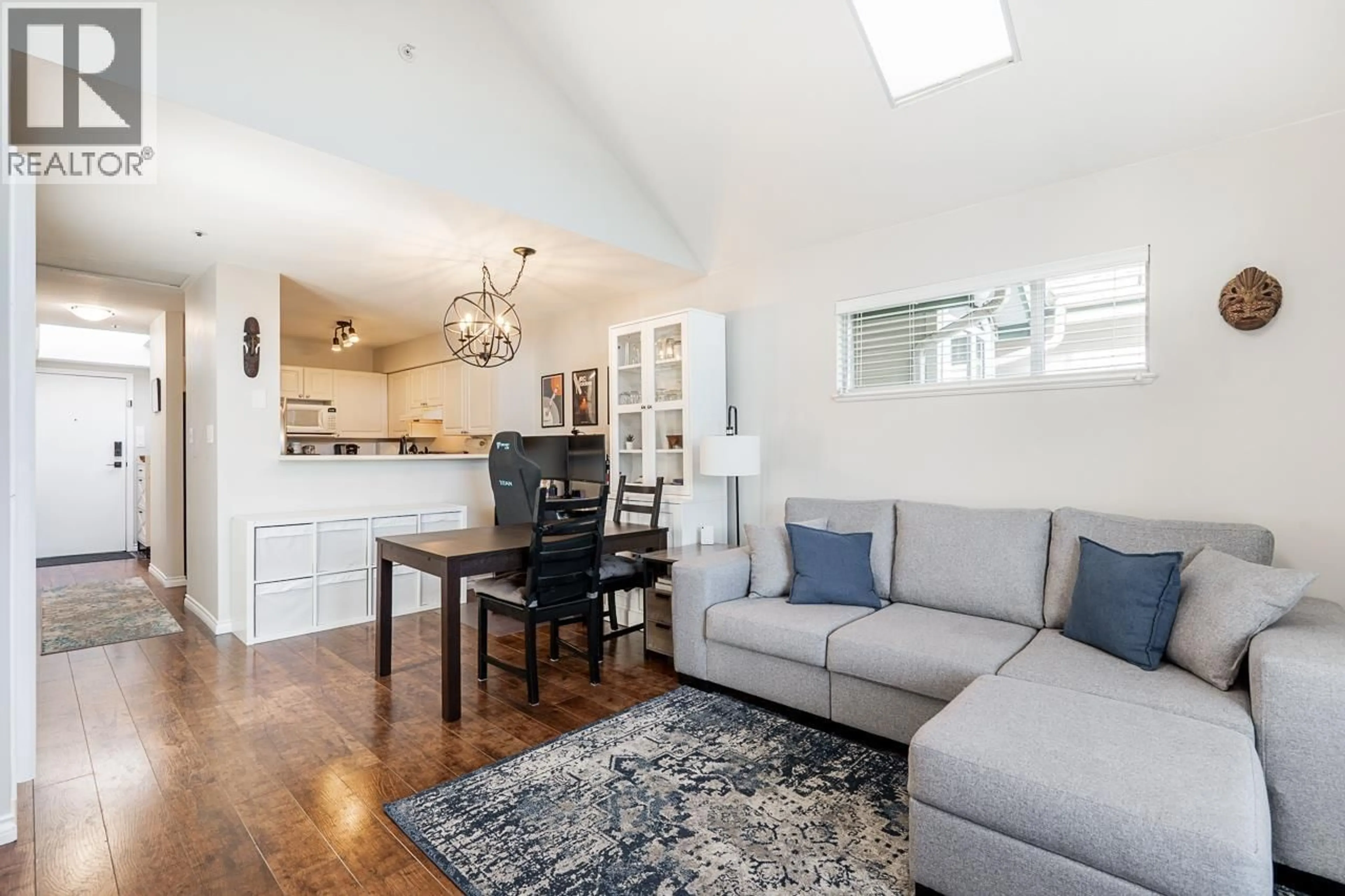 Living room with furniture, wood/laminate floor for 402 - 228 18TH AVENUE, Vancouver British Columbia V1E1E6