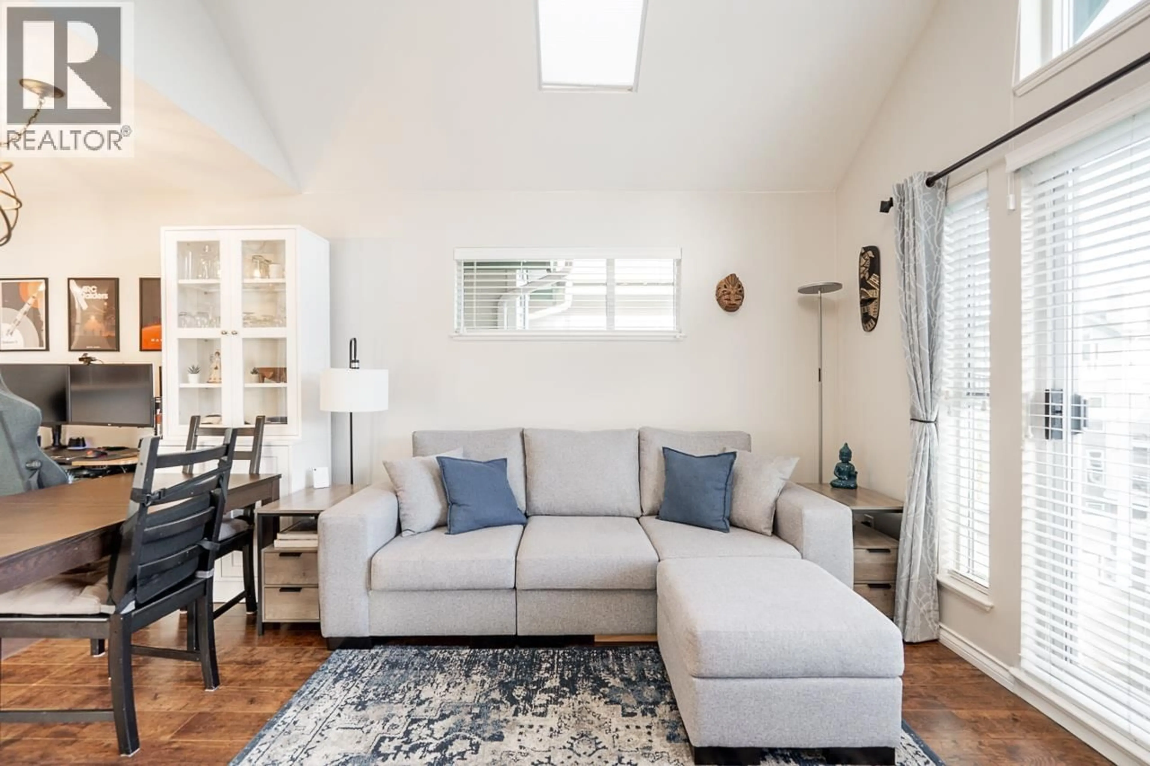 Living room with furniture, unknown for 402 - 228 18TH AVENUE, Vancouver British Columbia V1E1E6