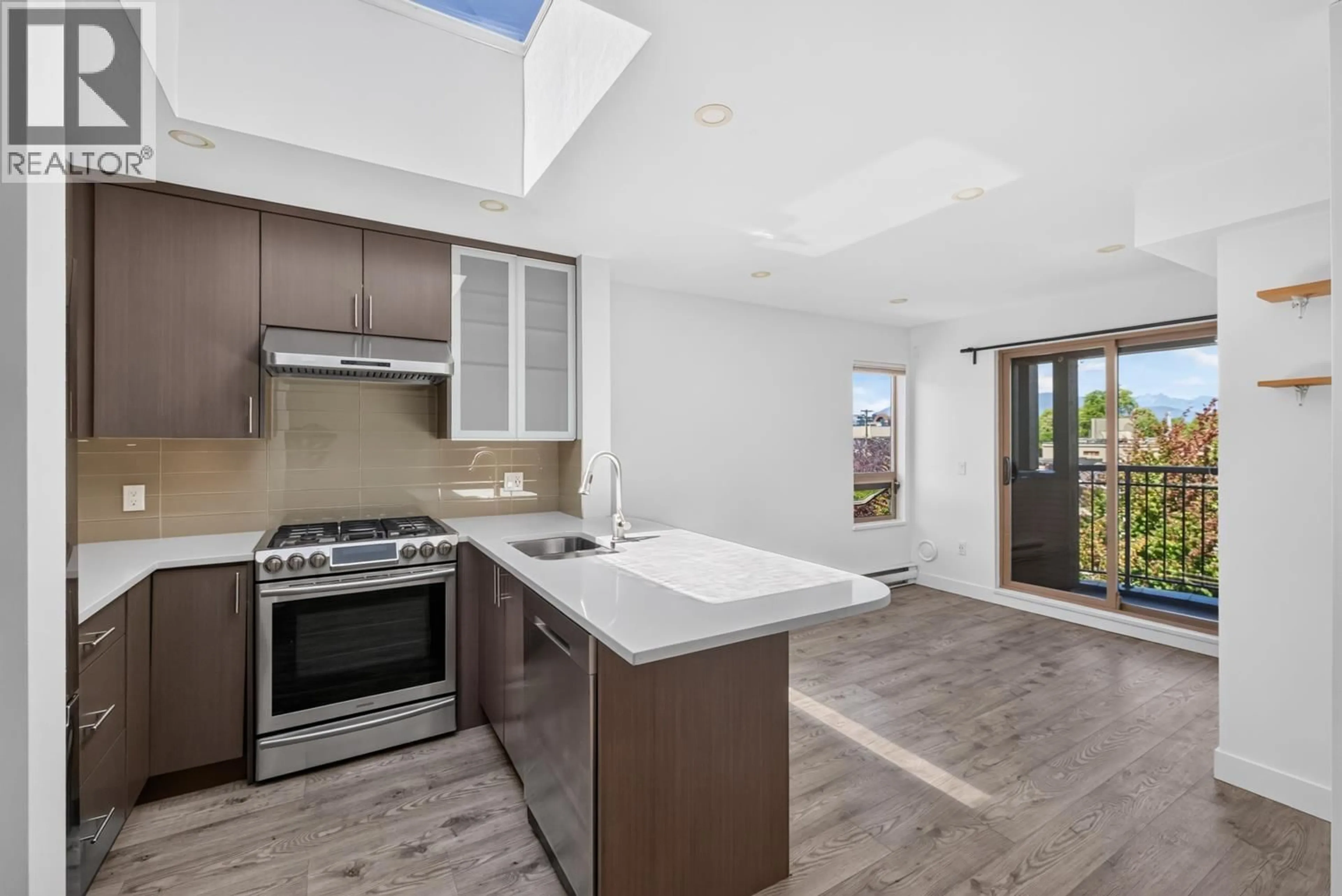 Open concept kitchen, unknown for 401 - 688 16TH AVENUE, Vancouver British Columbia V5T2V4