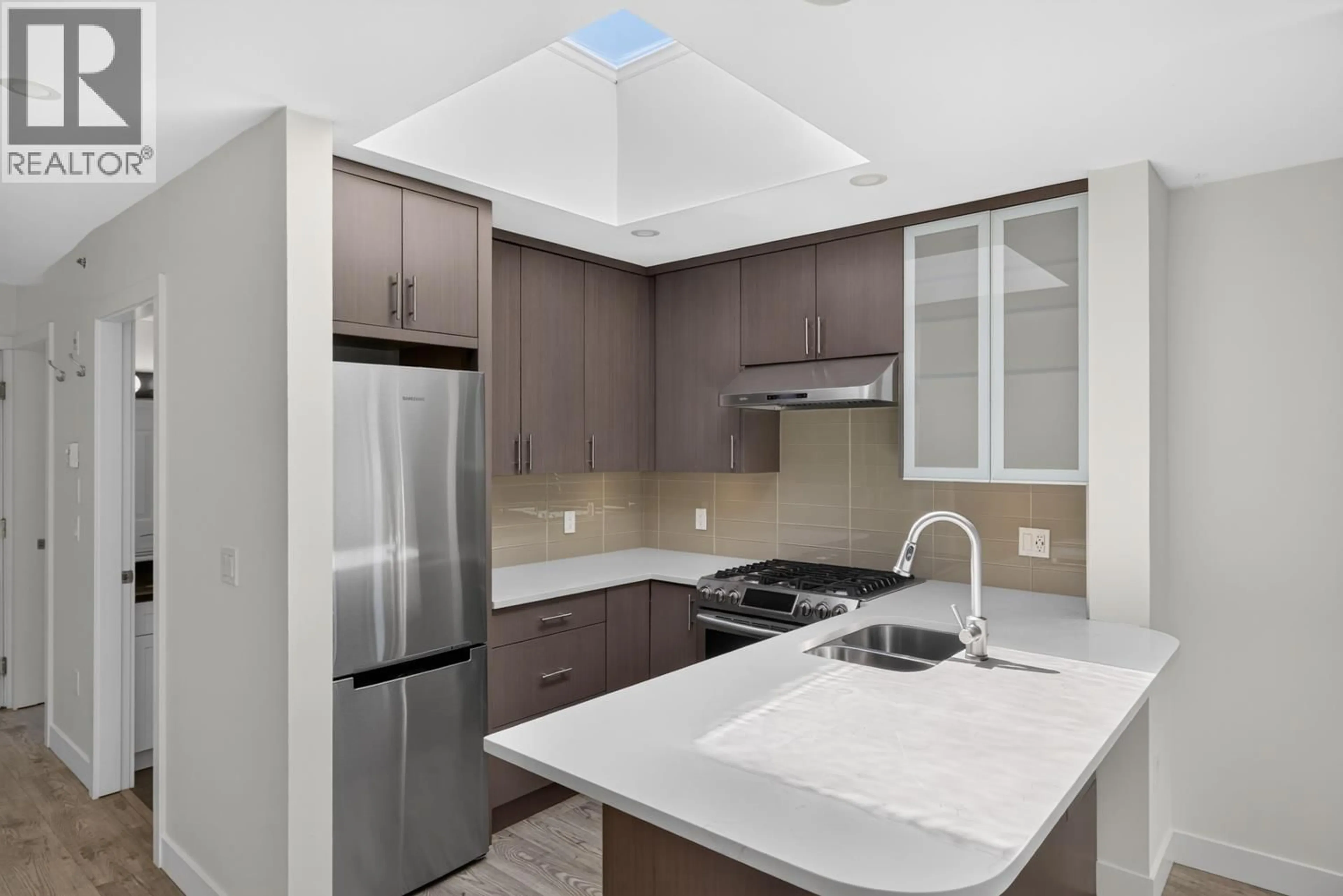 Standard kitchen, ceramic/tile floor for 401 - 688 16TH AVENUE, Vancouver British Columbia V5T2V4