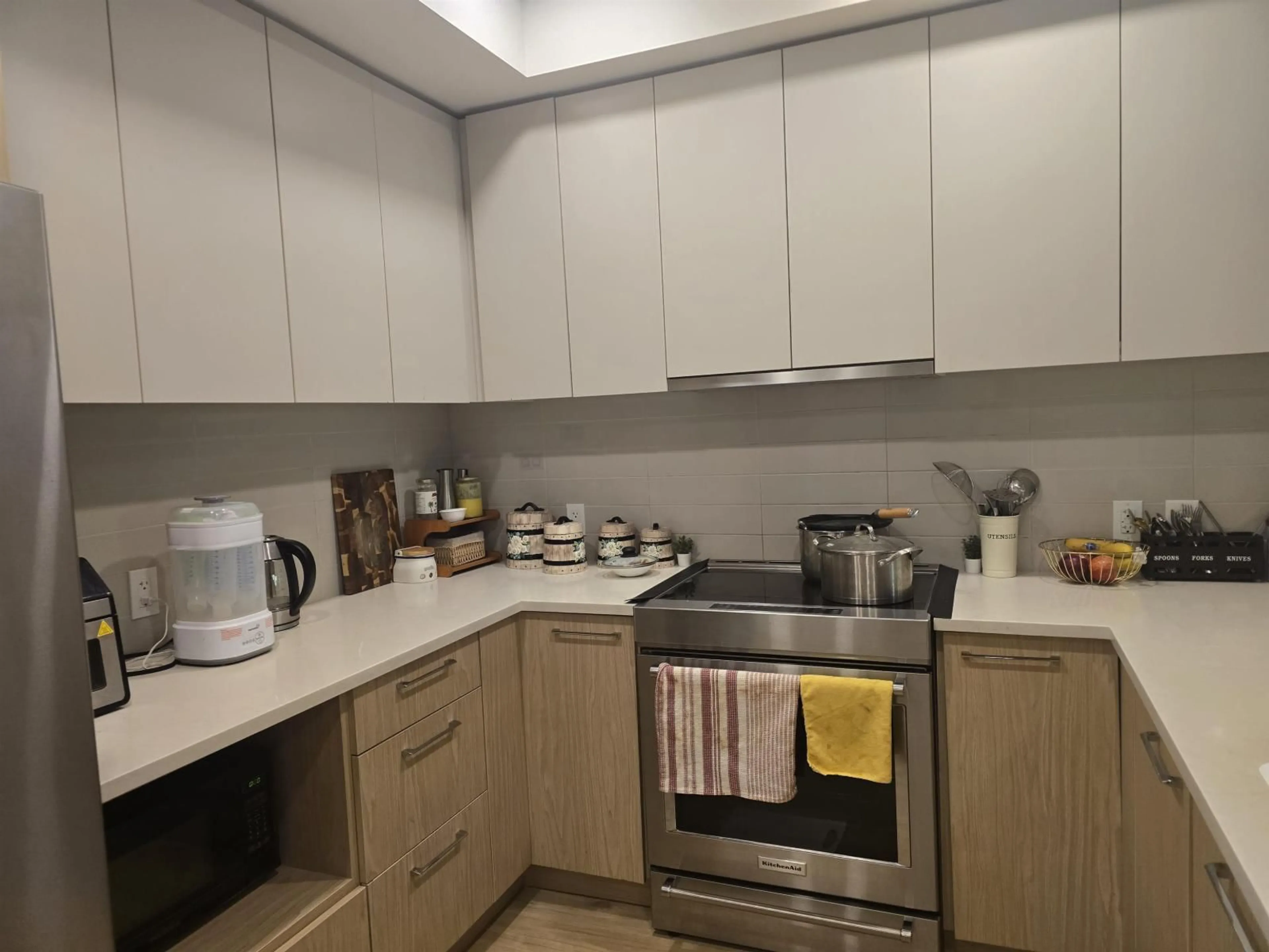 Standard kitchen, unknown for 205 - 3182 GLADWIN ROAD, Abbotsford British Columbia V2T0K8