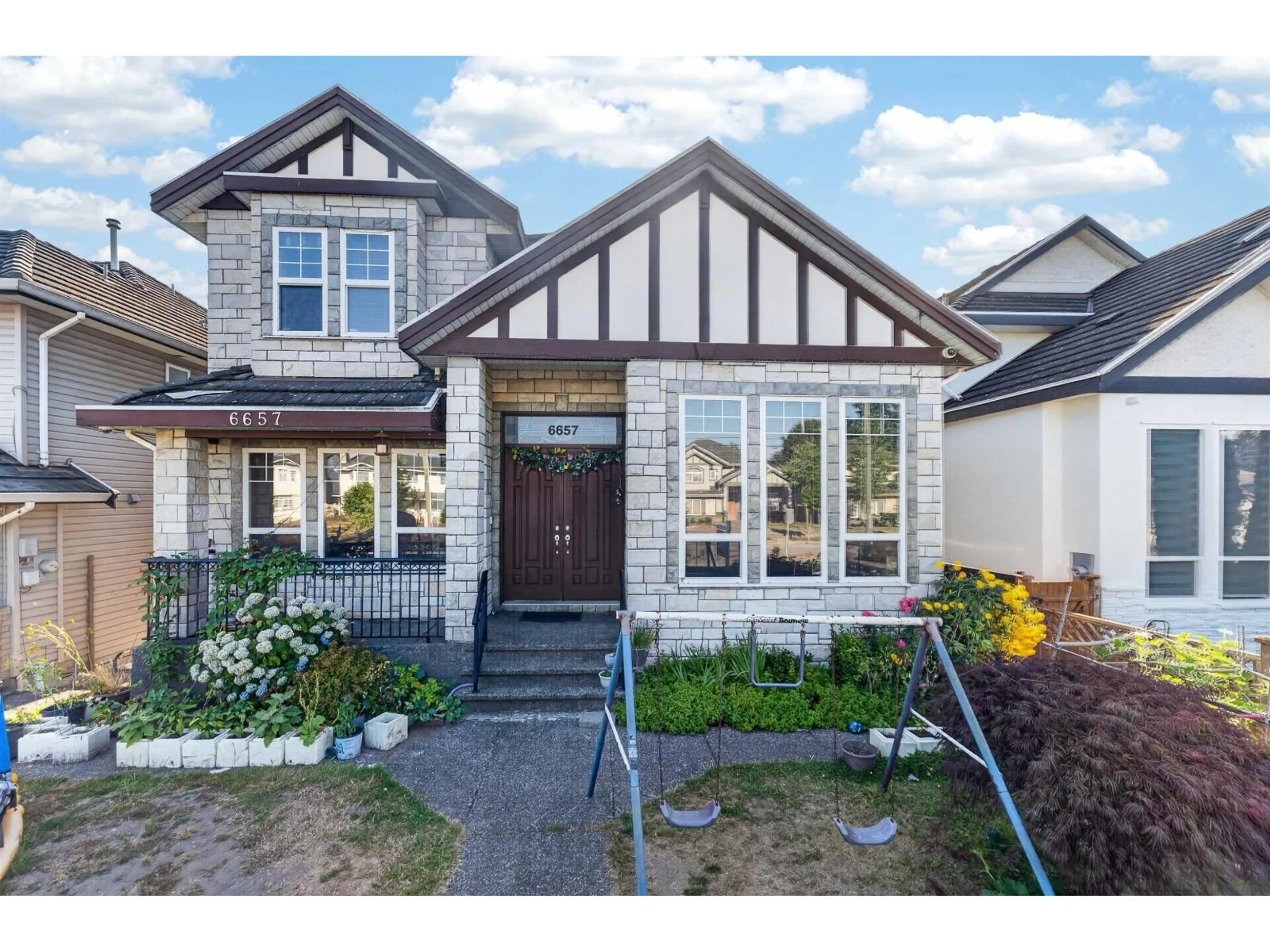 Home with vinyl exterior material, street for 6657 128 STREET, Surrey British Columbia V3W4C8