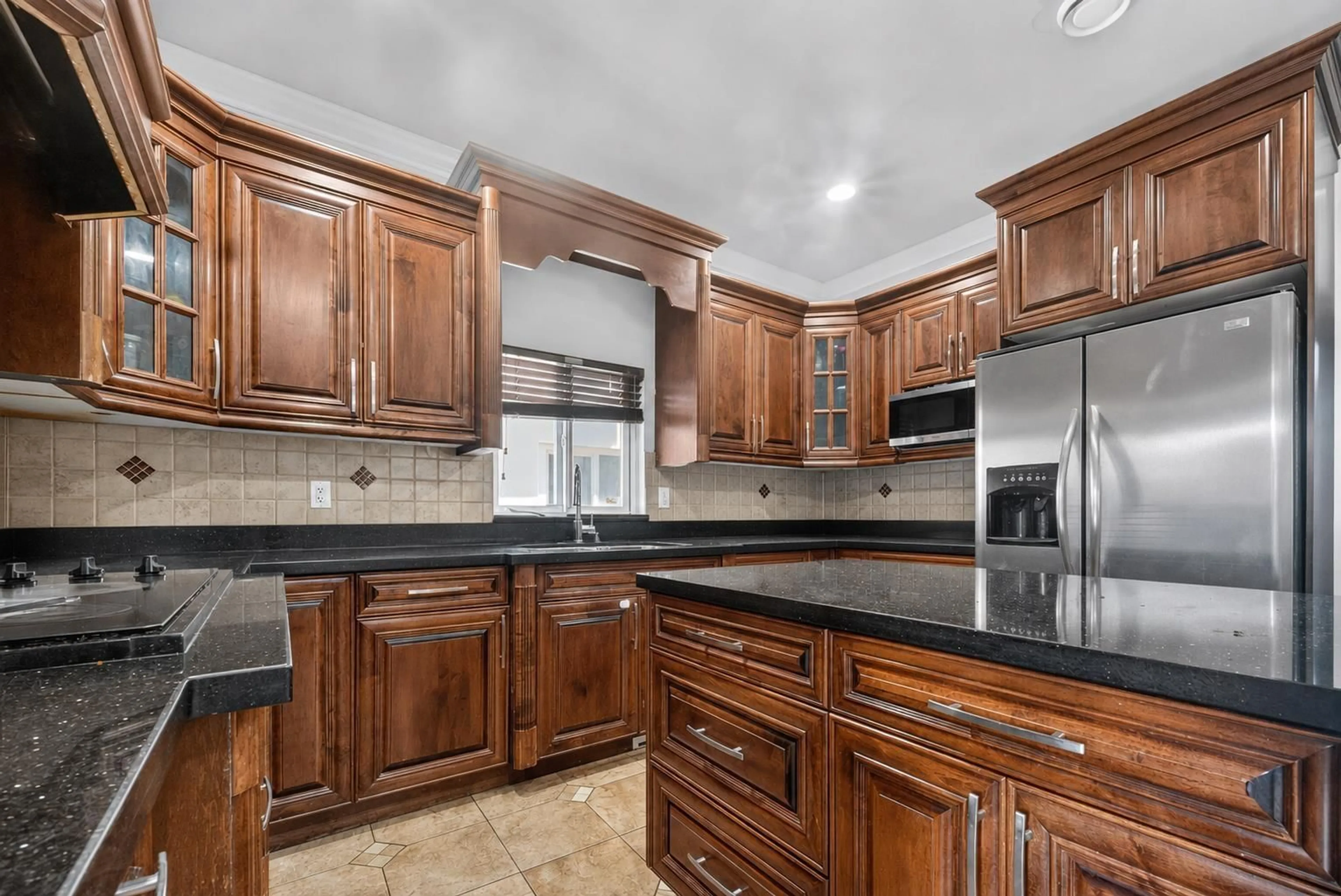 Open concept kitchen, ceramic/tile floor for 6657 128 STREET, Surrey British Columbia V3W4C8