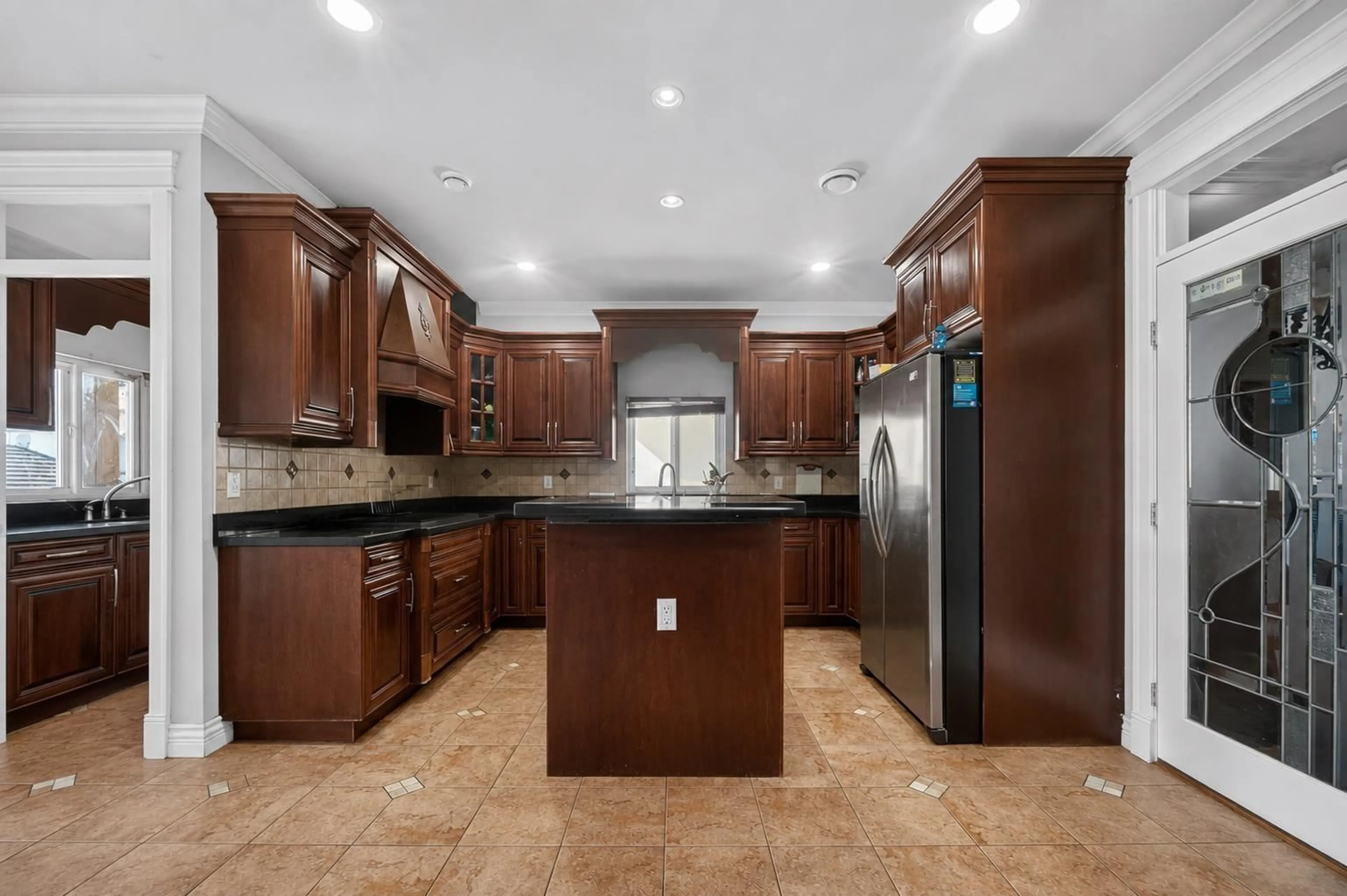 Open concept kitchen, ceramic/tile floor for 6657 128 STREET, Surrey British Columbia V3W4C8
