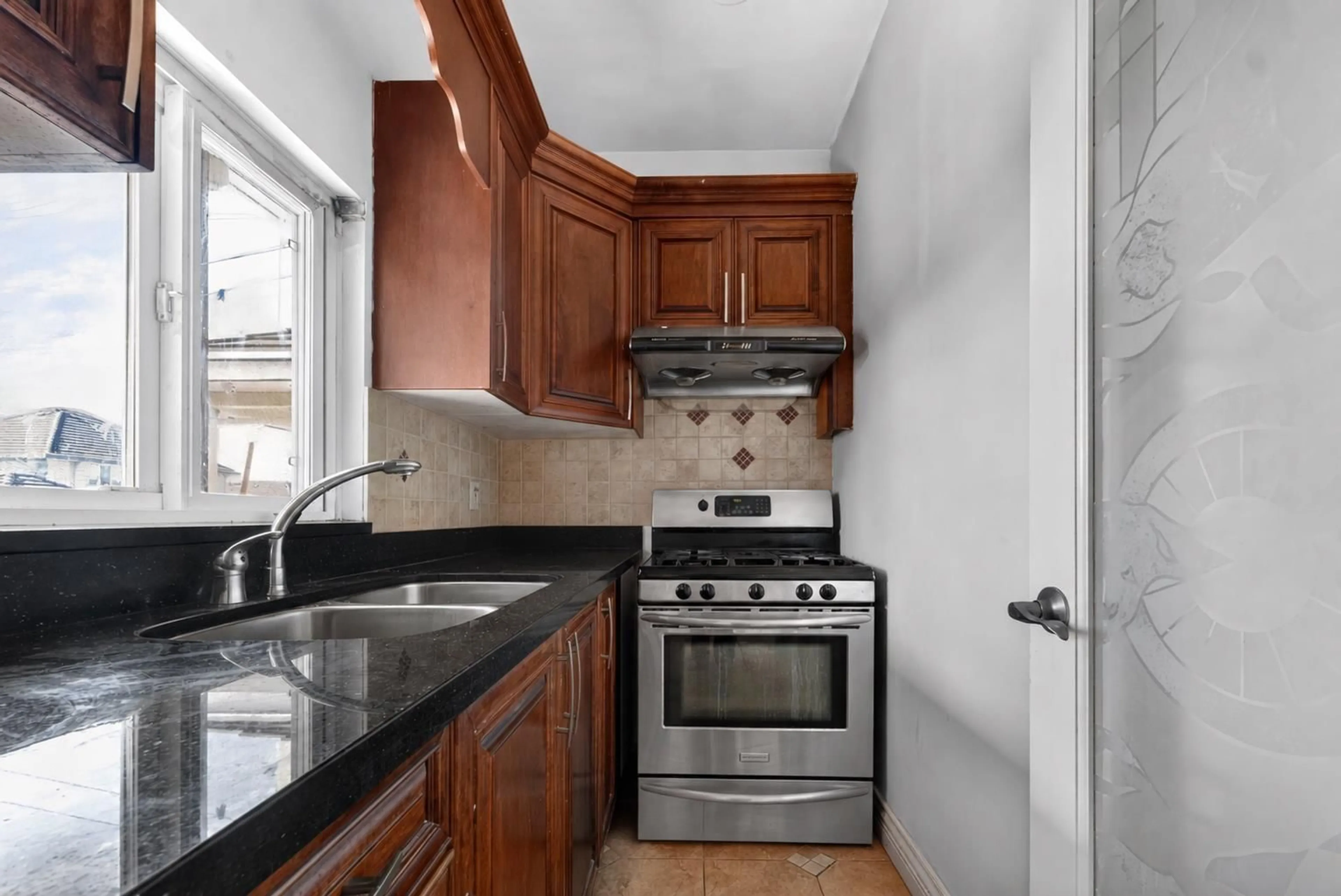 Standard kitchen, ceramic/tile floor for 6657 128 STREET, Surrey British Columbia V3W4C8