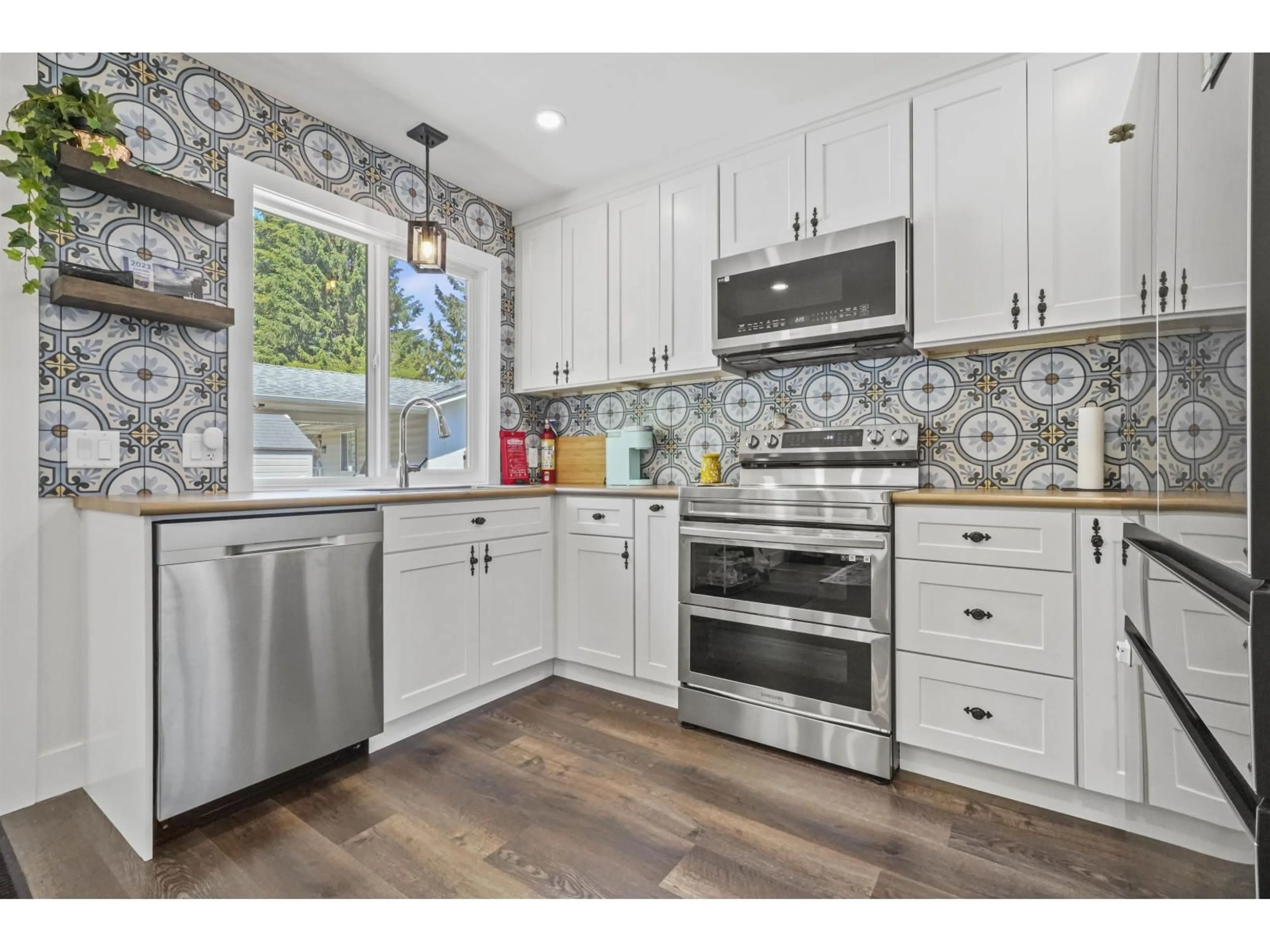 Open concept kitchen, ceramic/tile floor for 34941 DOUGLAS AVENUE, Mission British Columbia V2V6S3
