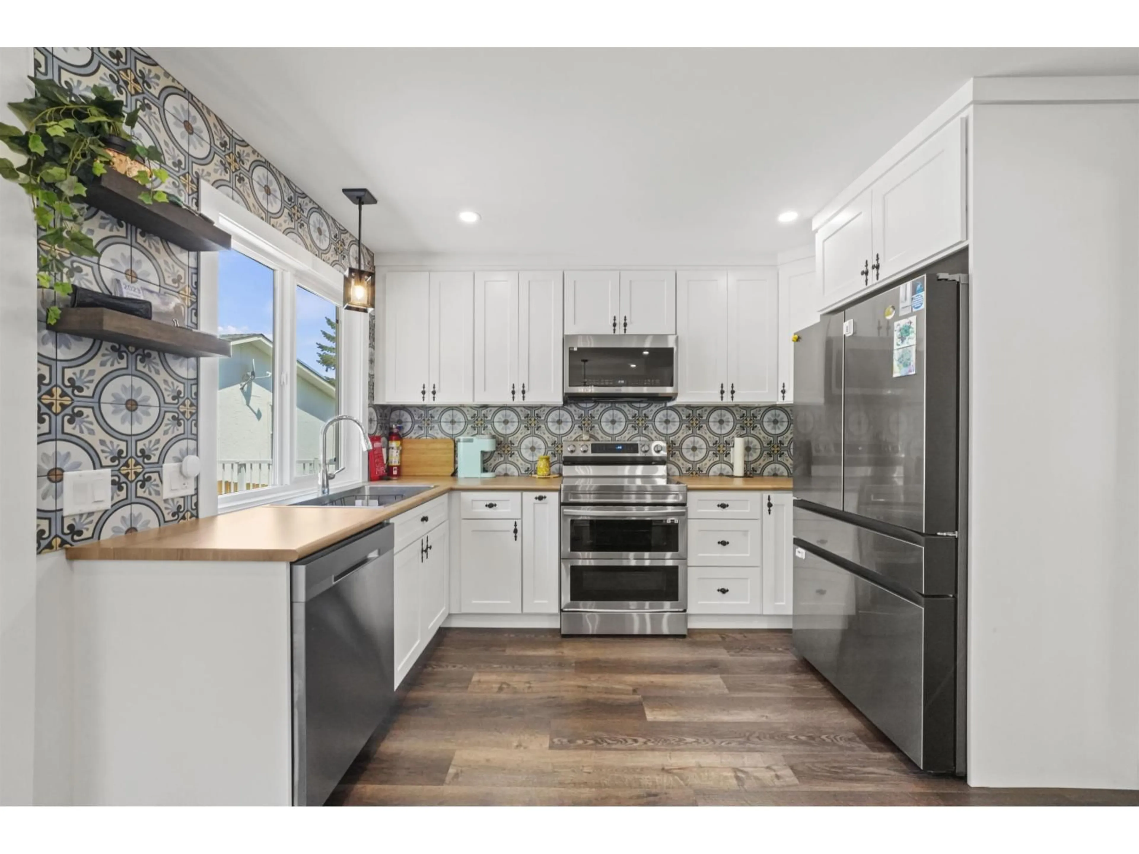 Open concept kitchen, ceramic/tile floor for 34941 DOUGLAS AVENUE, Mission British Columbia V2V6S3