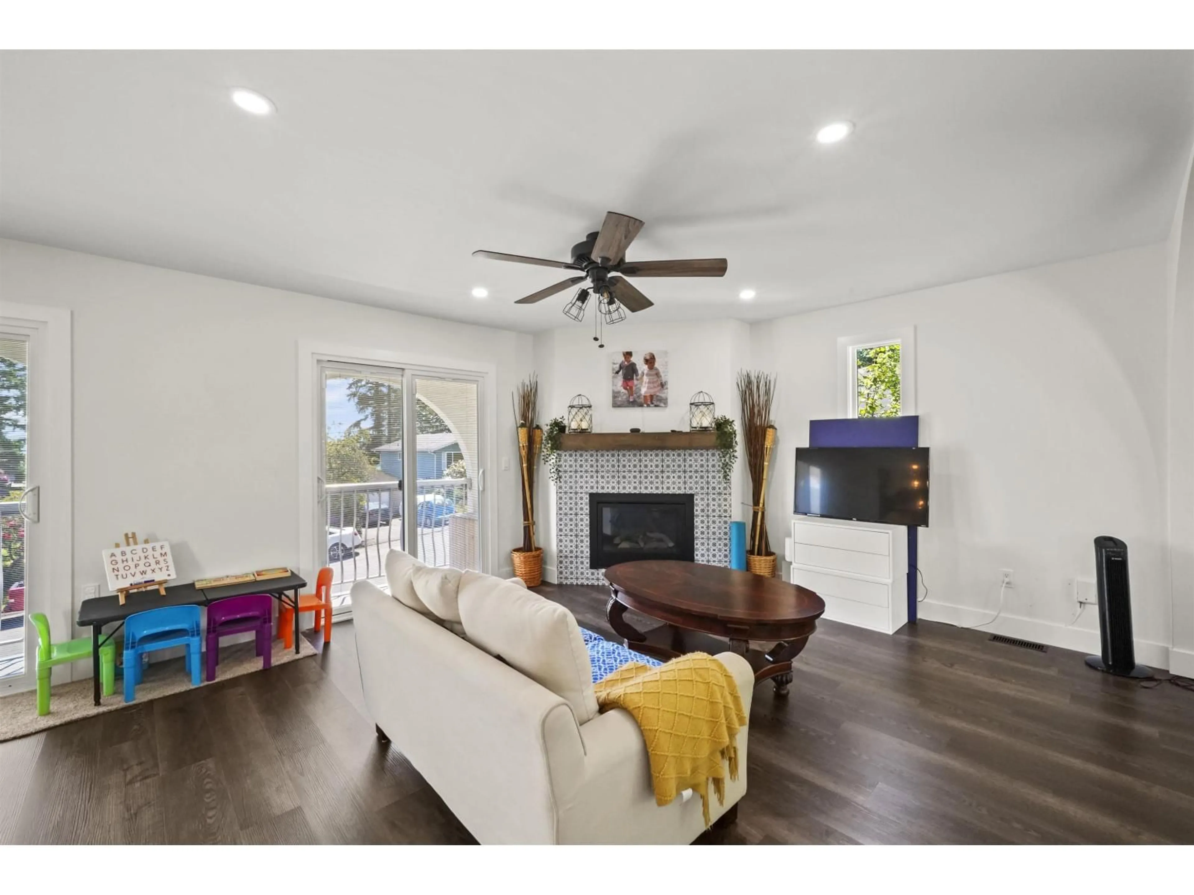 Living room with furniture, wood/laminate floor for 34941 DOUGLAS AVENUE, Mission British Columbia V2V6S3
