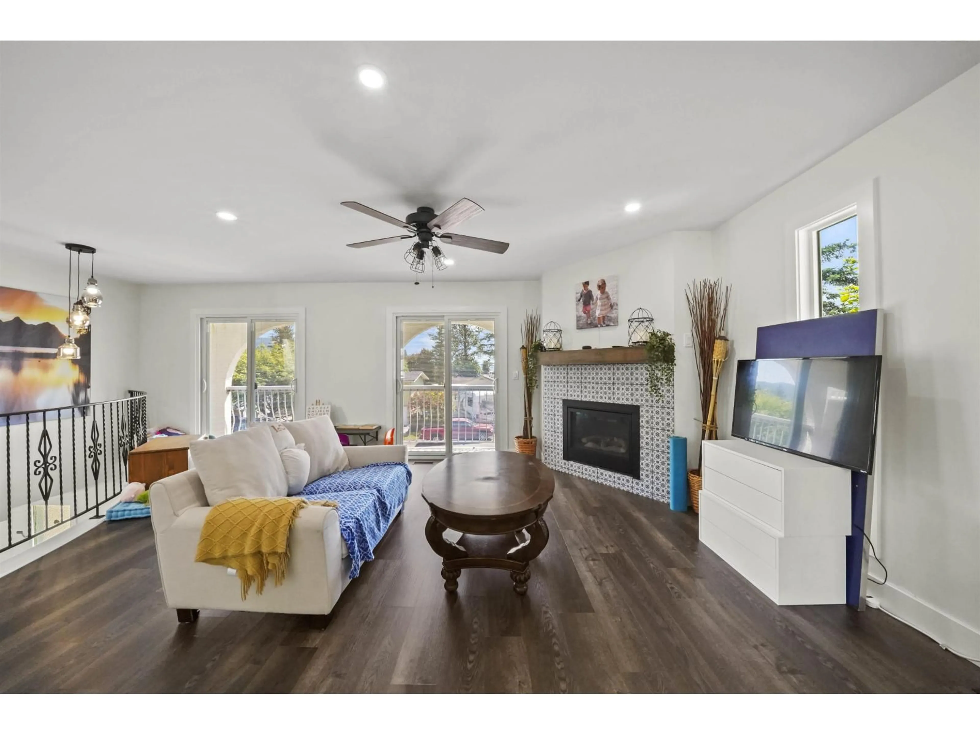 Living room with furniture, unknown for 34941 DOUGLAS AVENUE, Mission British Columbia V2V6S3