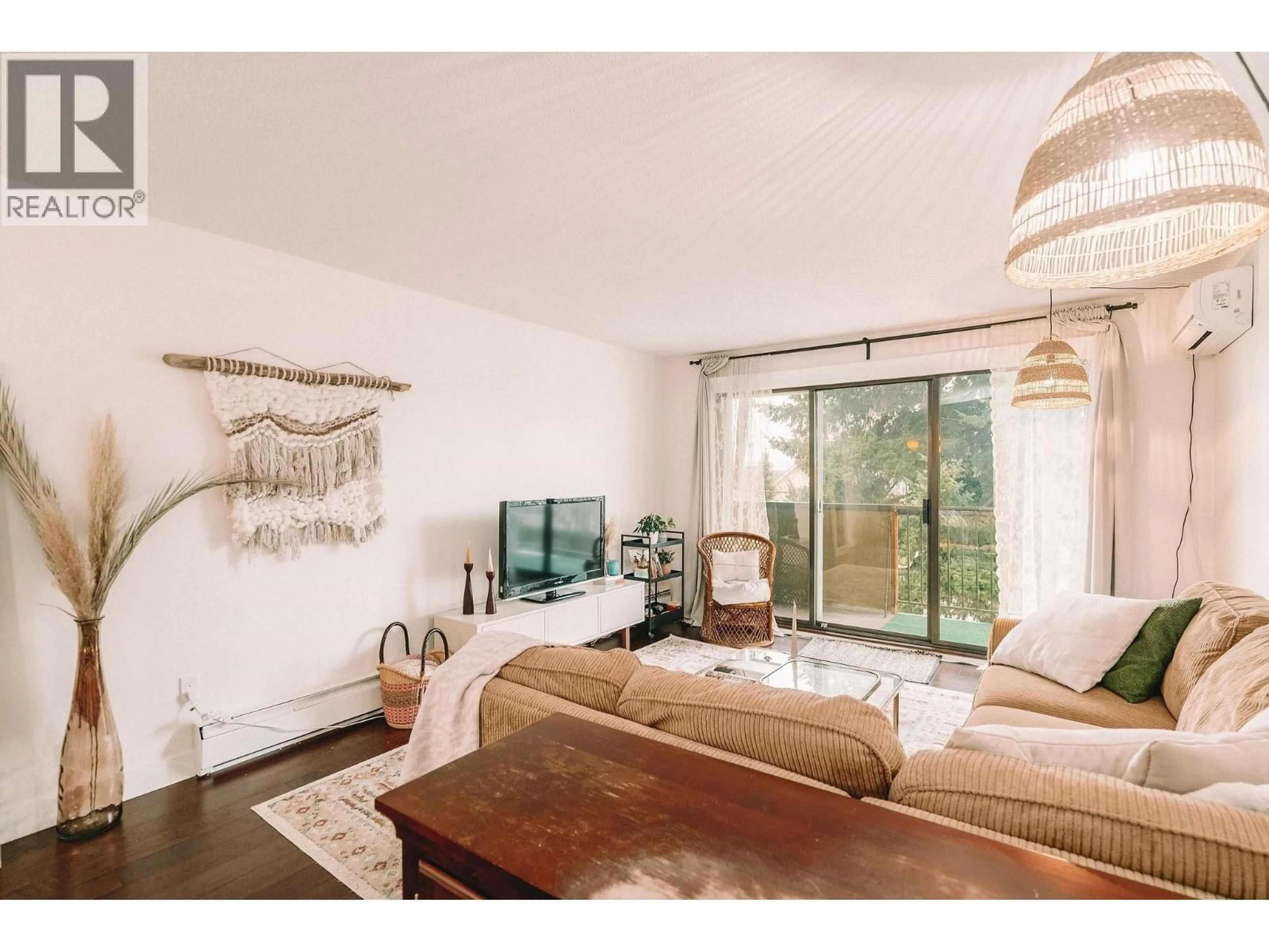 Living room with furniture, wood/laminate floor for 302 - 620 EIGHTH AVENUE, New Westminster British Columbia V3M5V7